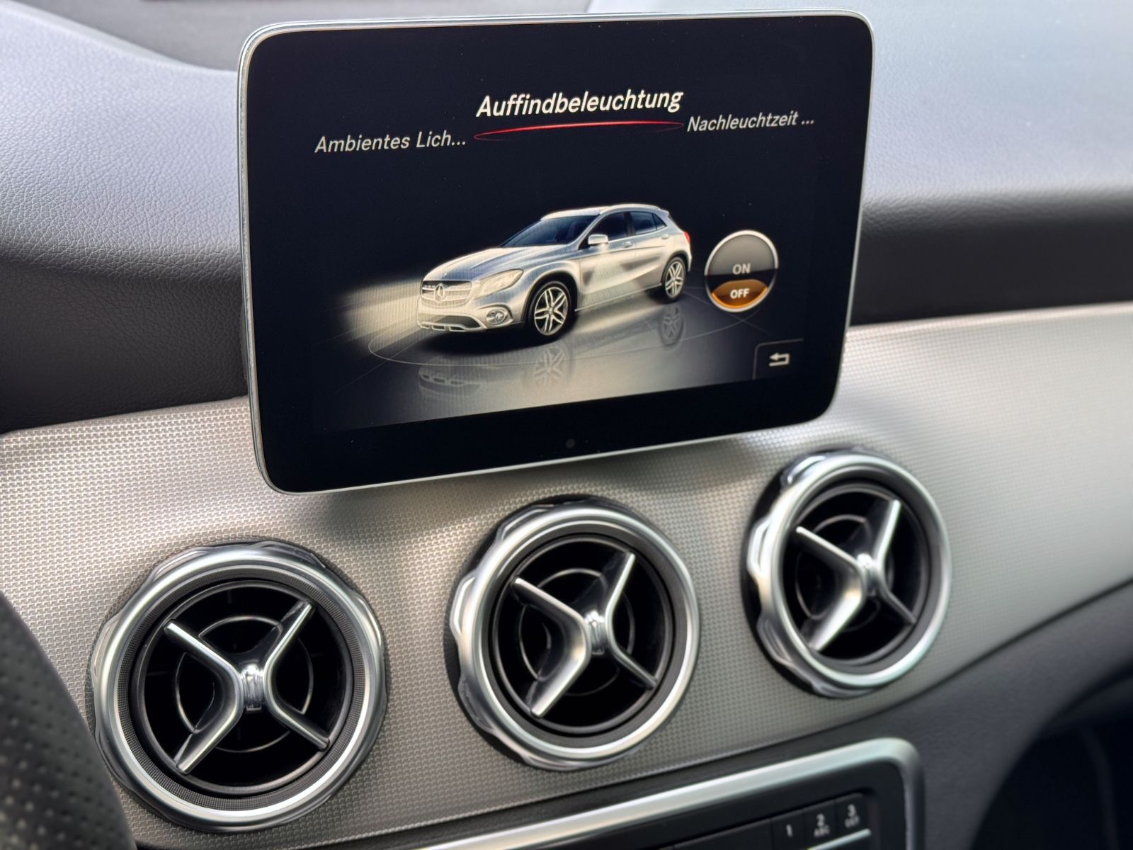 Mercedes-Benz GLA 180 Urban STANDHEIZUNG PANORAMA LED foto 17