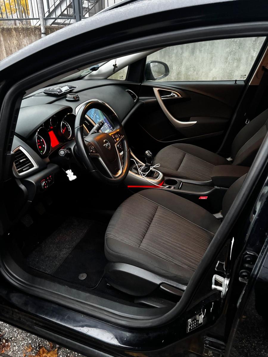 Opel Astra 2011 — photo 8