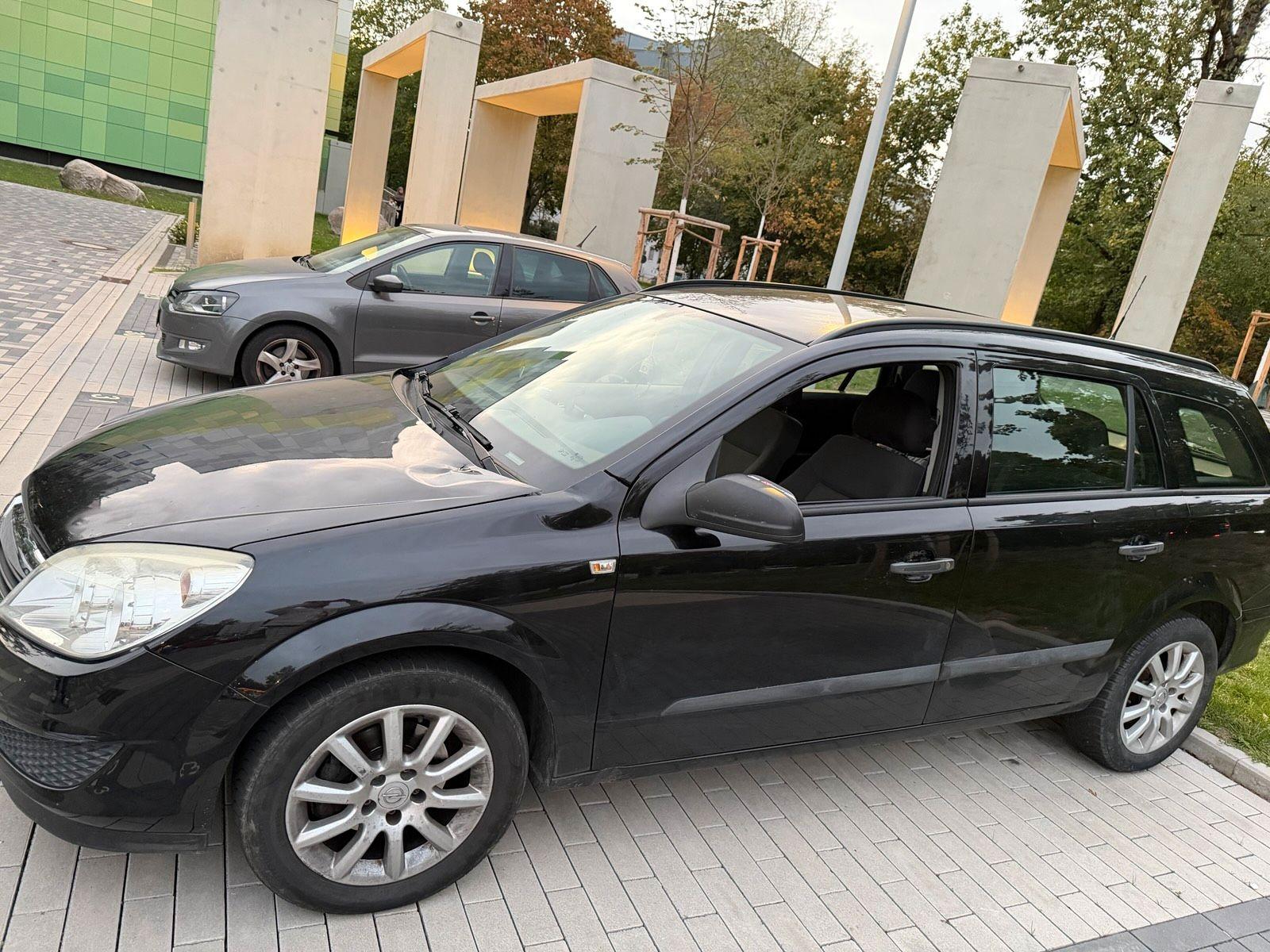 Opel Astra 2009 — interior
