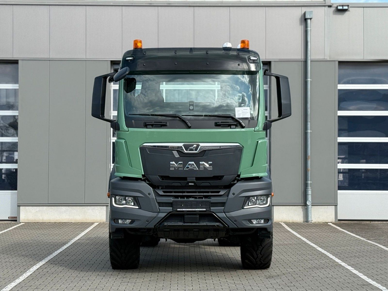 Fahrzeugabbildung MAN TGS 18.520 BL SA 4x4 mit Hydraulikvor* Einzelbe*