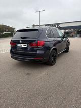 BMW X5 xDrive30d - - BMW X5 mit Diesel-Antrieb: Blau