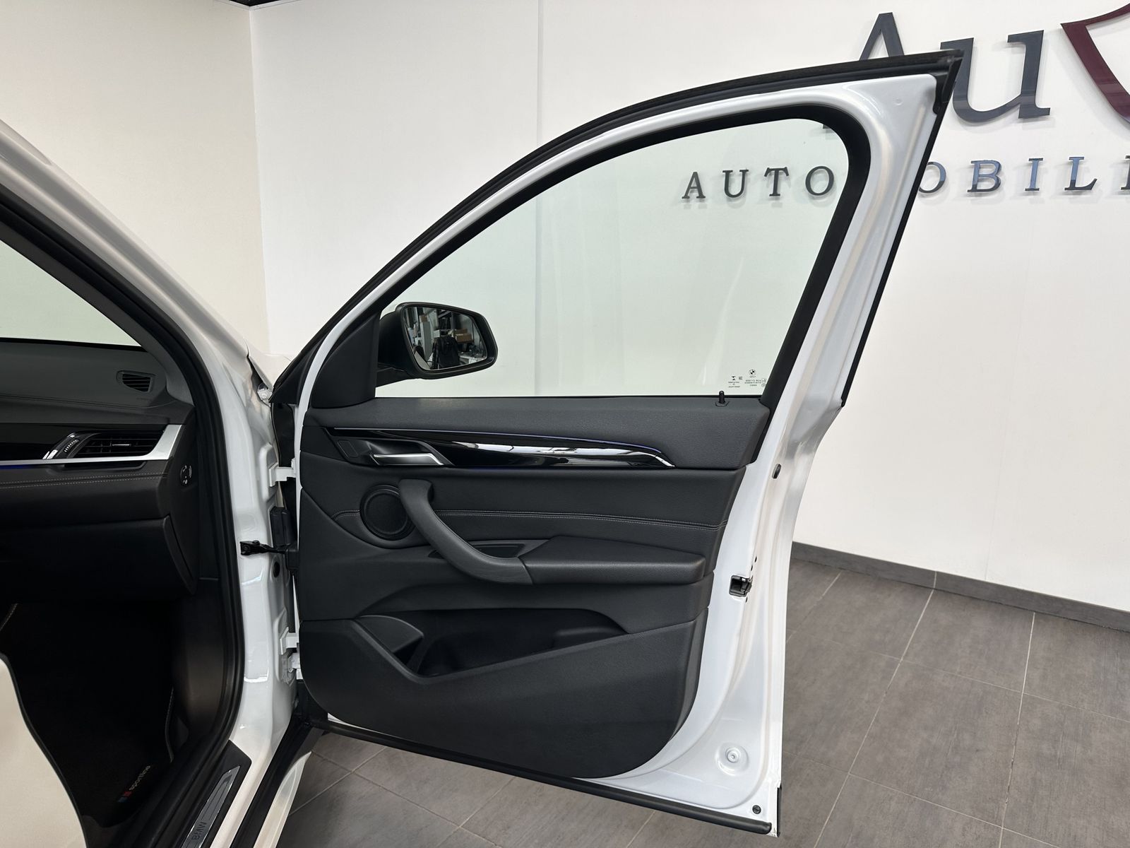 Fahrzeugabbildung BMW X1 xDrive20d Sport-Line LED+SHZ+AHK+DAB+DA+19ZO