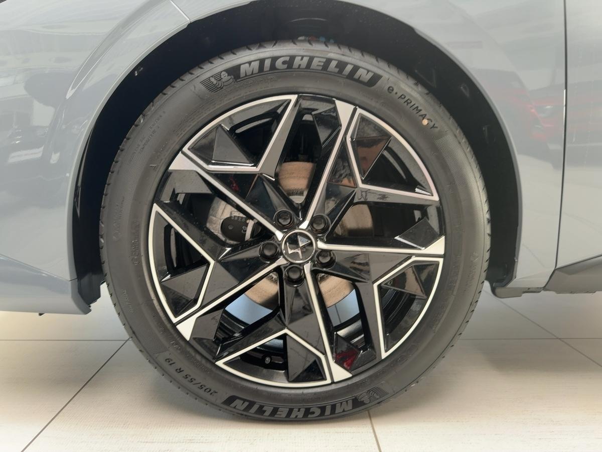 DS Automobiles Nº4 Étoile + Alcantara Hybrid 145