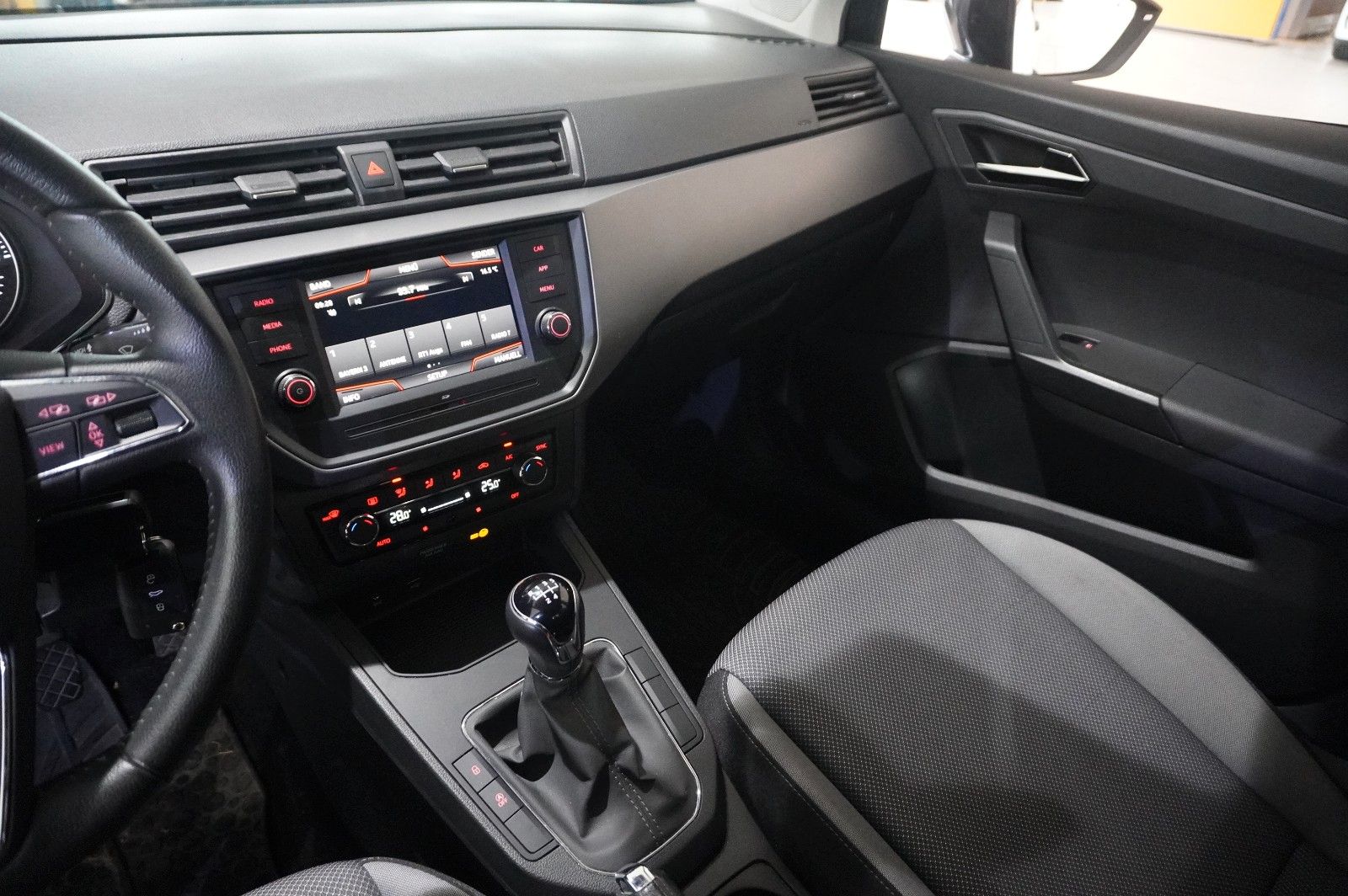 Fahrzeugabbildung SEAT Ibiza 1.0 MPI STYLE 5-TÜR NAVI/PDC/TEMP./NEBEL
