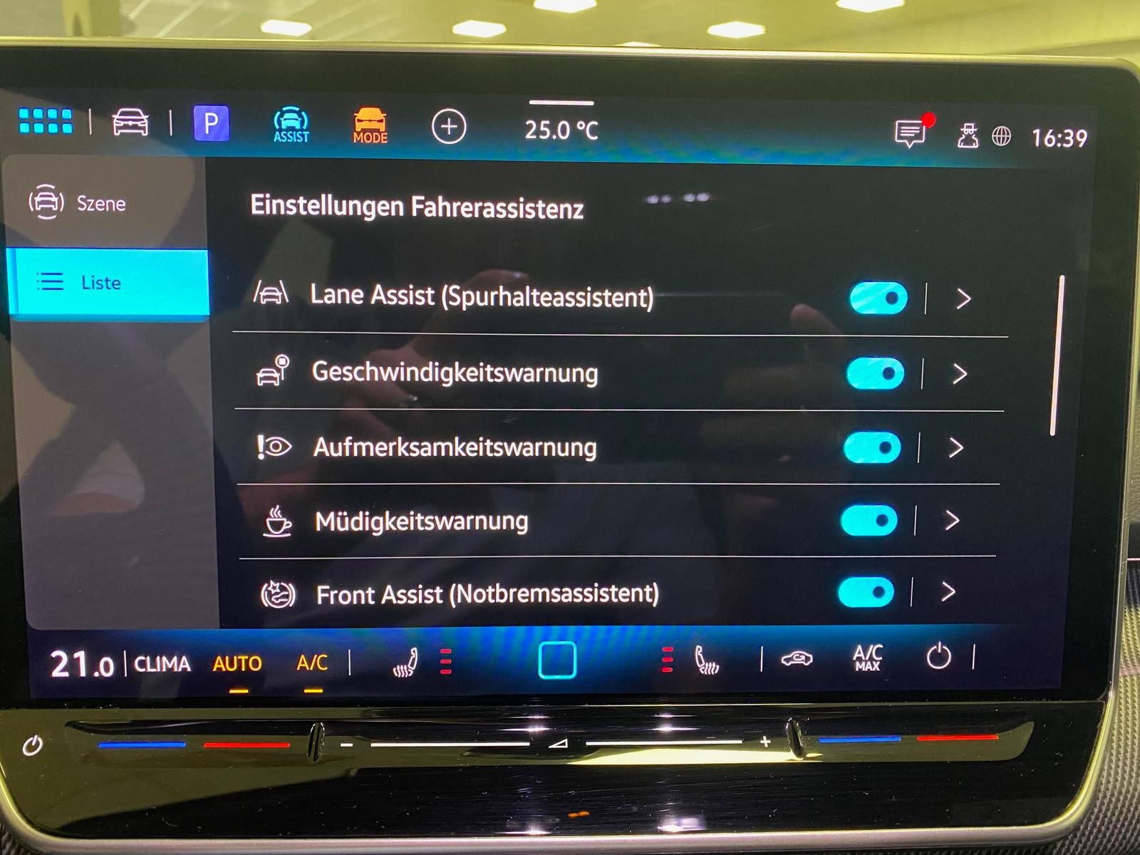 Fahrzeugabbildung Volkswagen Golf 1.5 eTSI R-Line DSG+ACC+360°+HUD+HARMAN KAR