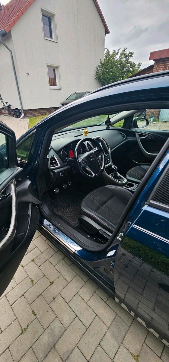 Opel Astra 2011 — photo 10