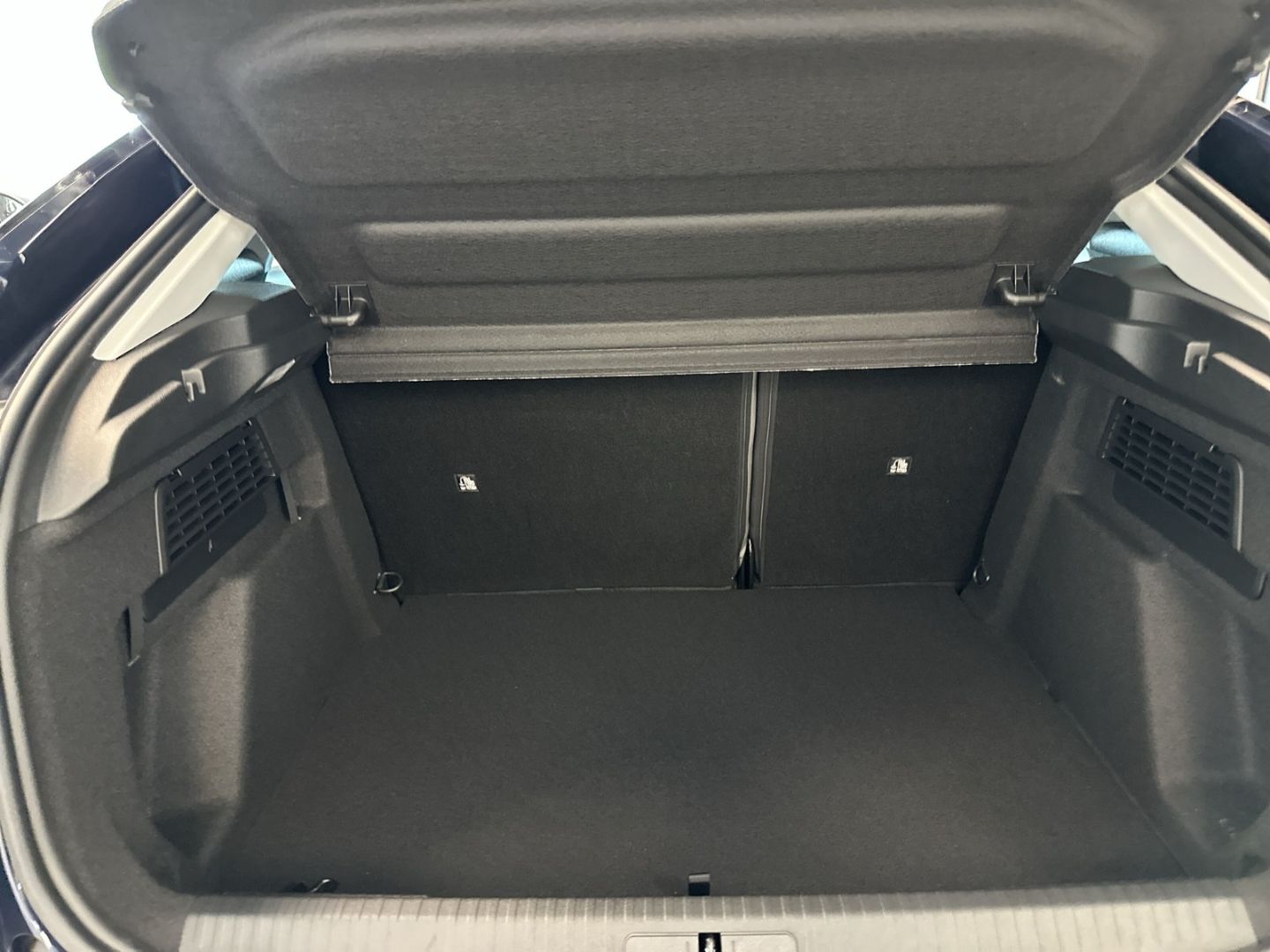 Fahrzeugabbildung Citroën C4 Hybrid 145 Collection Navi CarPlay SHZ Temp.