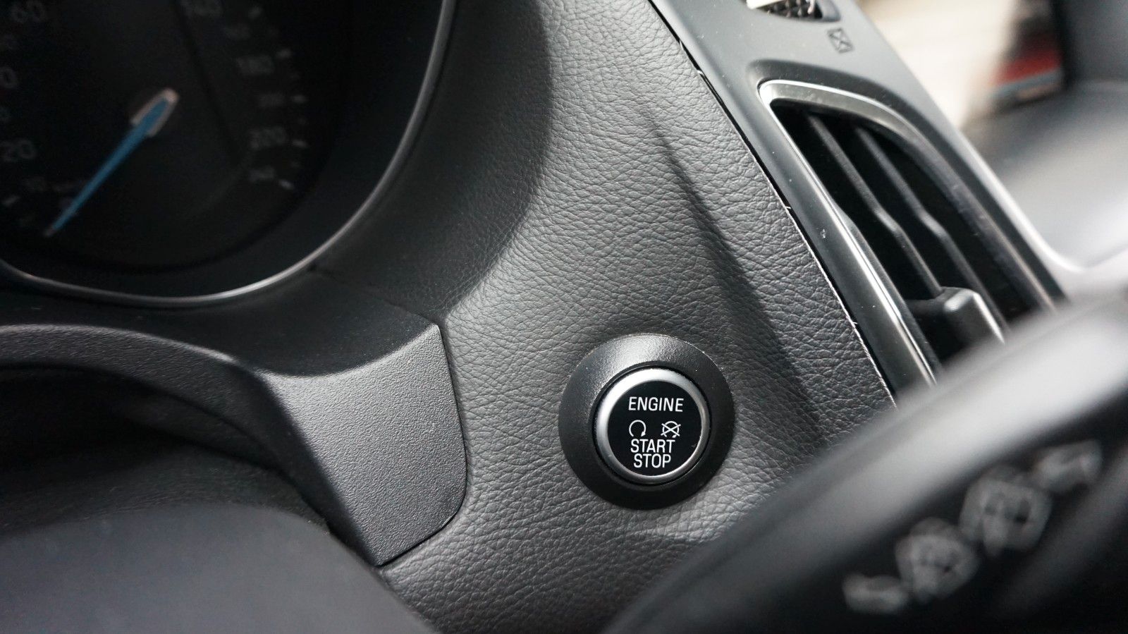 Fahrzeugabbildung Ford Focus Turnier Titanium  4,4L / 100 Verbrauch