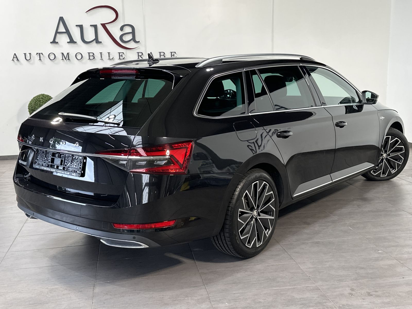 Fahrzeugabbildung SKODA Superb Combi 2.0 TDI DSG L&K NAV+LED+PANO+STANDH