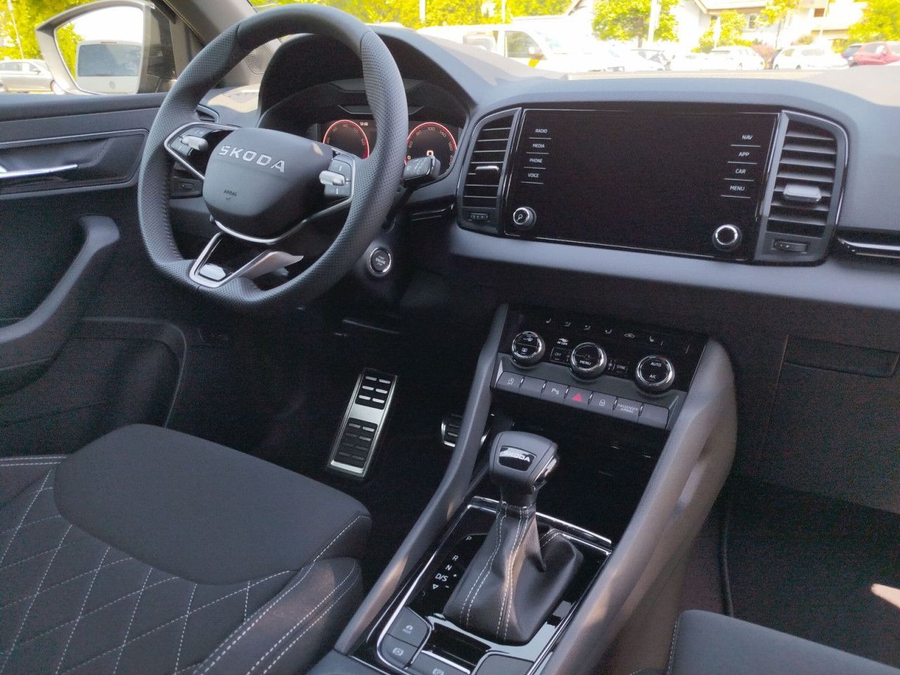 Fahrzeugabbildung SKODA Karoq Sportline TS110/1.5A7F, AHK, Rückfahrkame