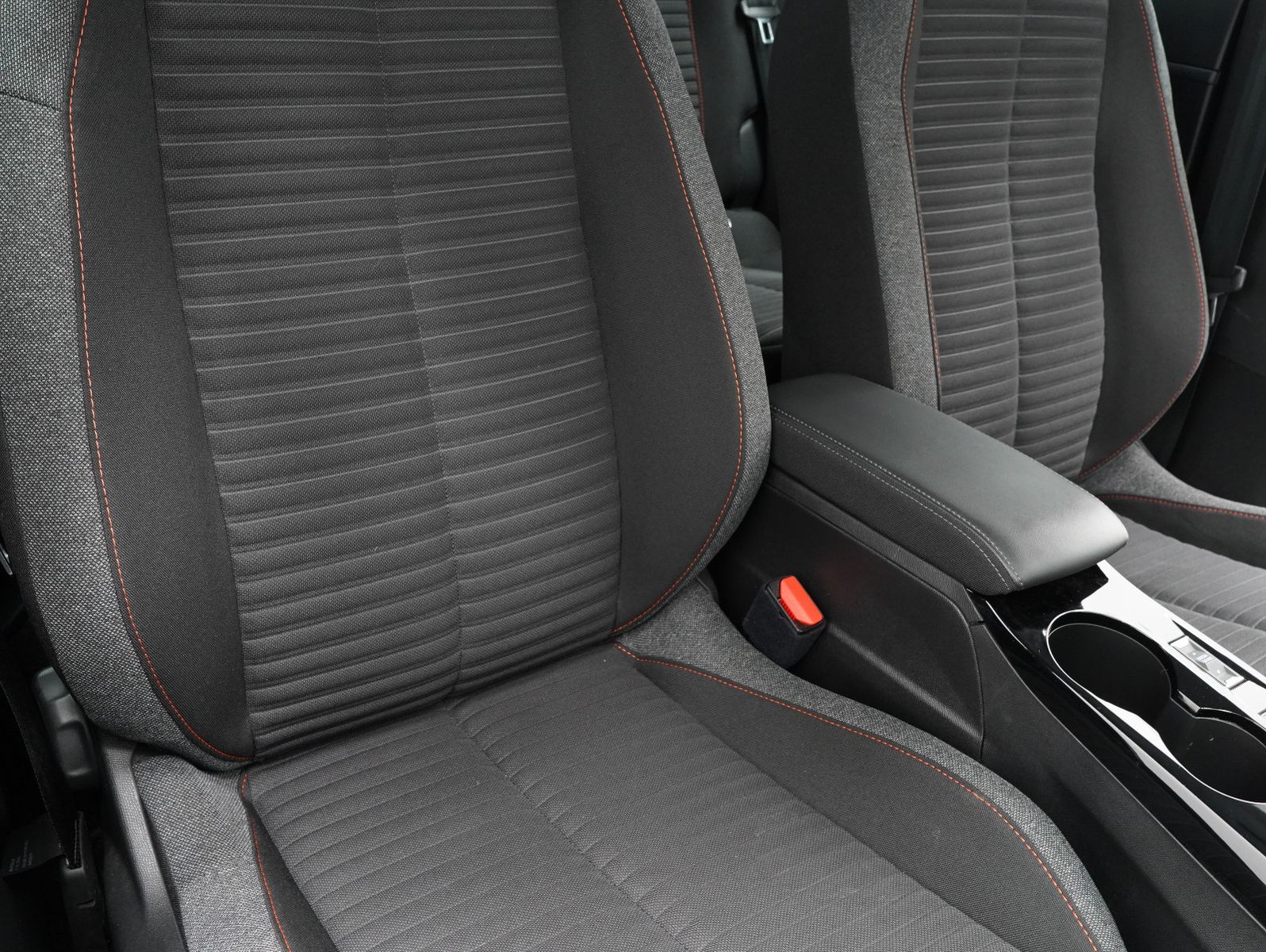 Fahrzeugabbildung Peugeot e- 208 136 Active Pack 50KWH/WÄRMEPUMPE/LED/SOH