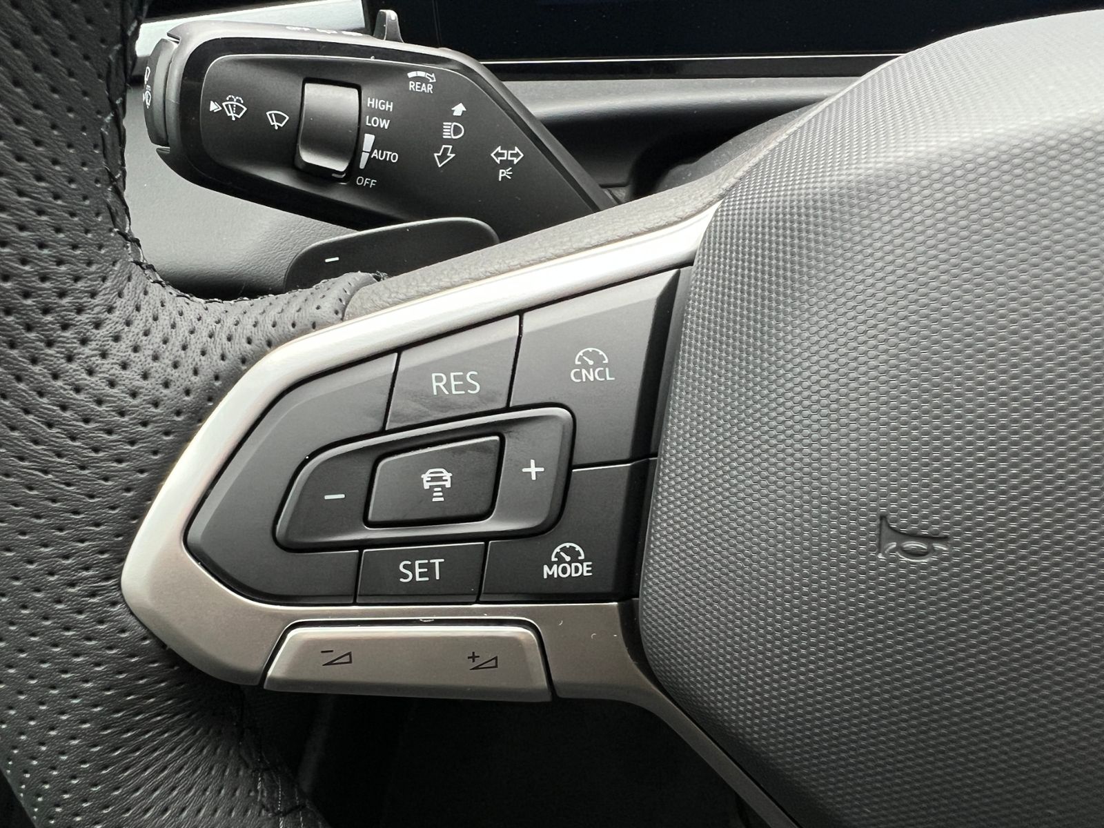 Fahrzeugabbildung Volkswagen T-Roc R-Line 1.5 eTSI DSG *AHK, LED, ACC, Kamera