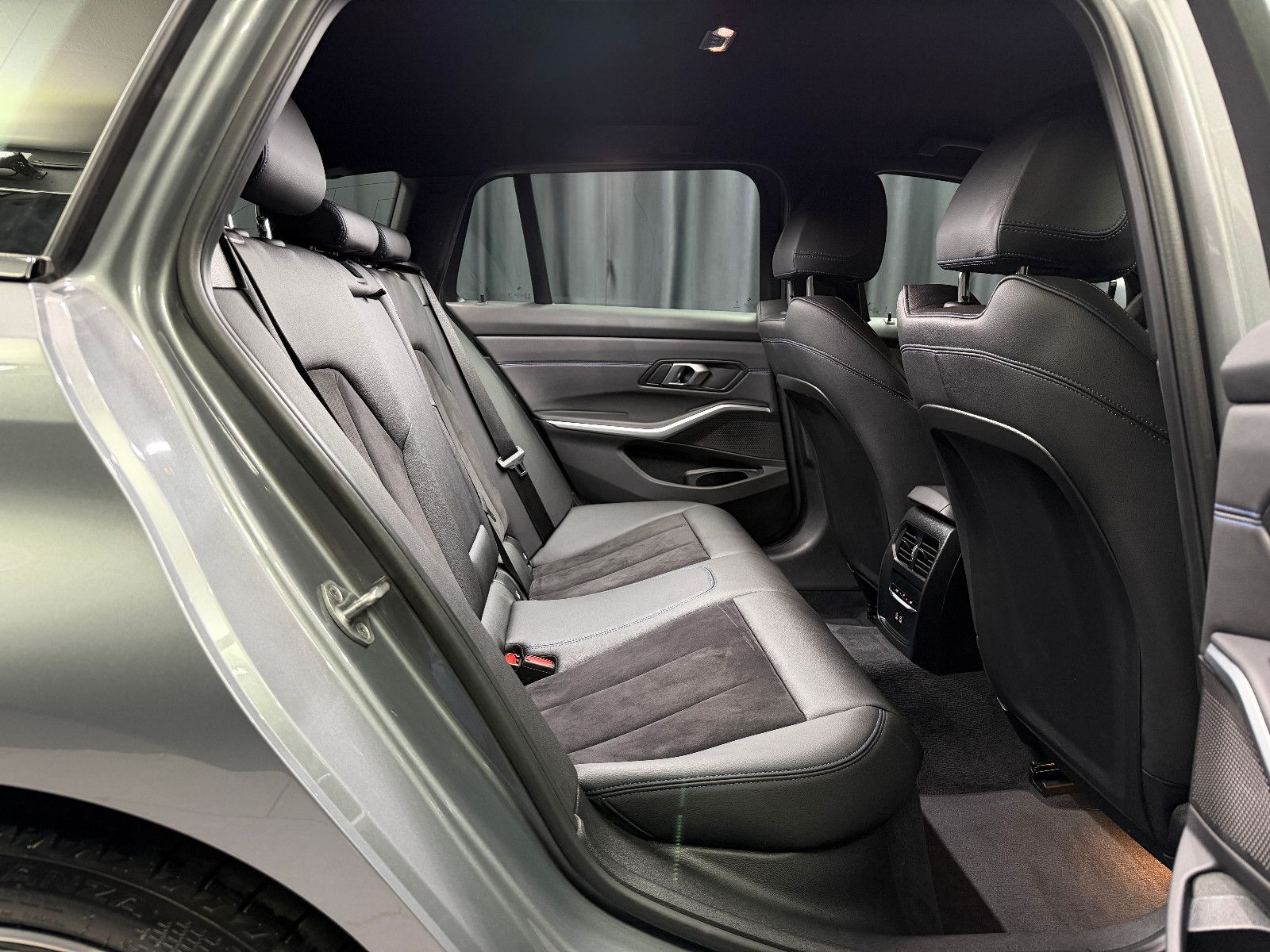 Fahrzeugabbildung BMW 330i Touring M Sport|HIFI|WIDESCREEN|KAMERA|NAV