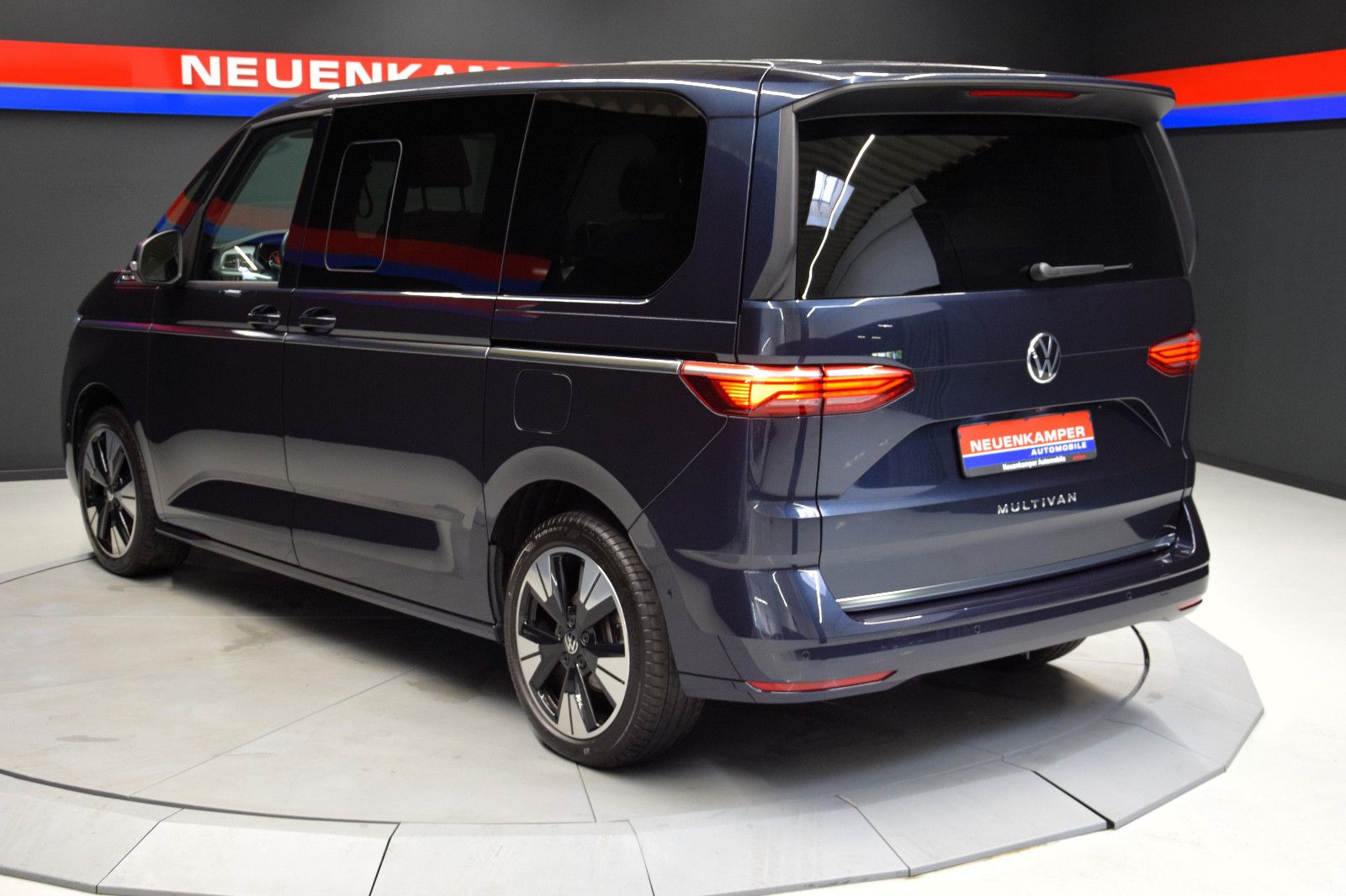 Fahrzeugabbildung Volkswagen T7 Multivan Style DSG Pano AHK 7-Sitze IQ-Light