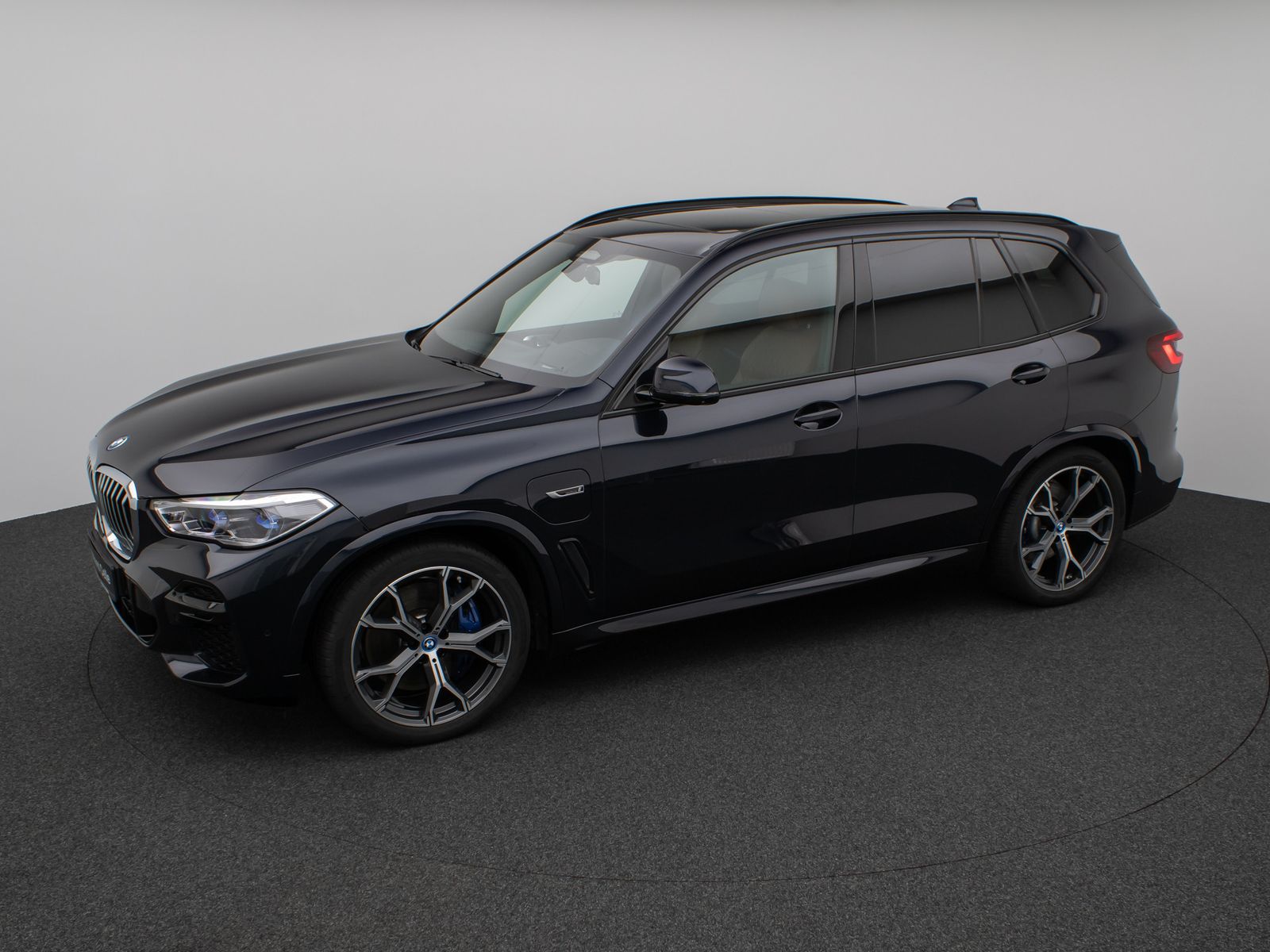 Fahrzeugabbildung BMW X5 xD45e M Sport Panorama 360°HUD HiFi NightVisi