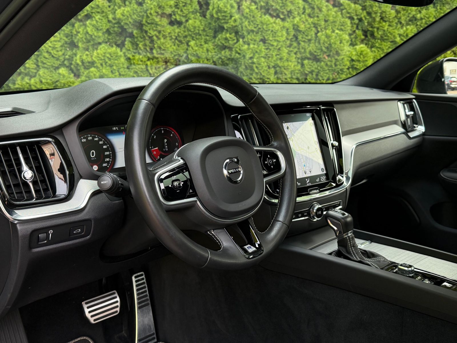 Fahrzeugabbildung Volvo V60 D4 Aut. R Design LED+NAV+AHK+SHZ+PANO+360°+