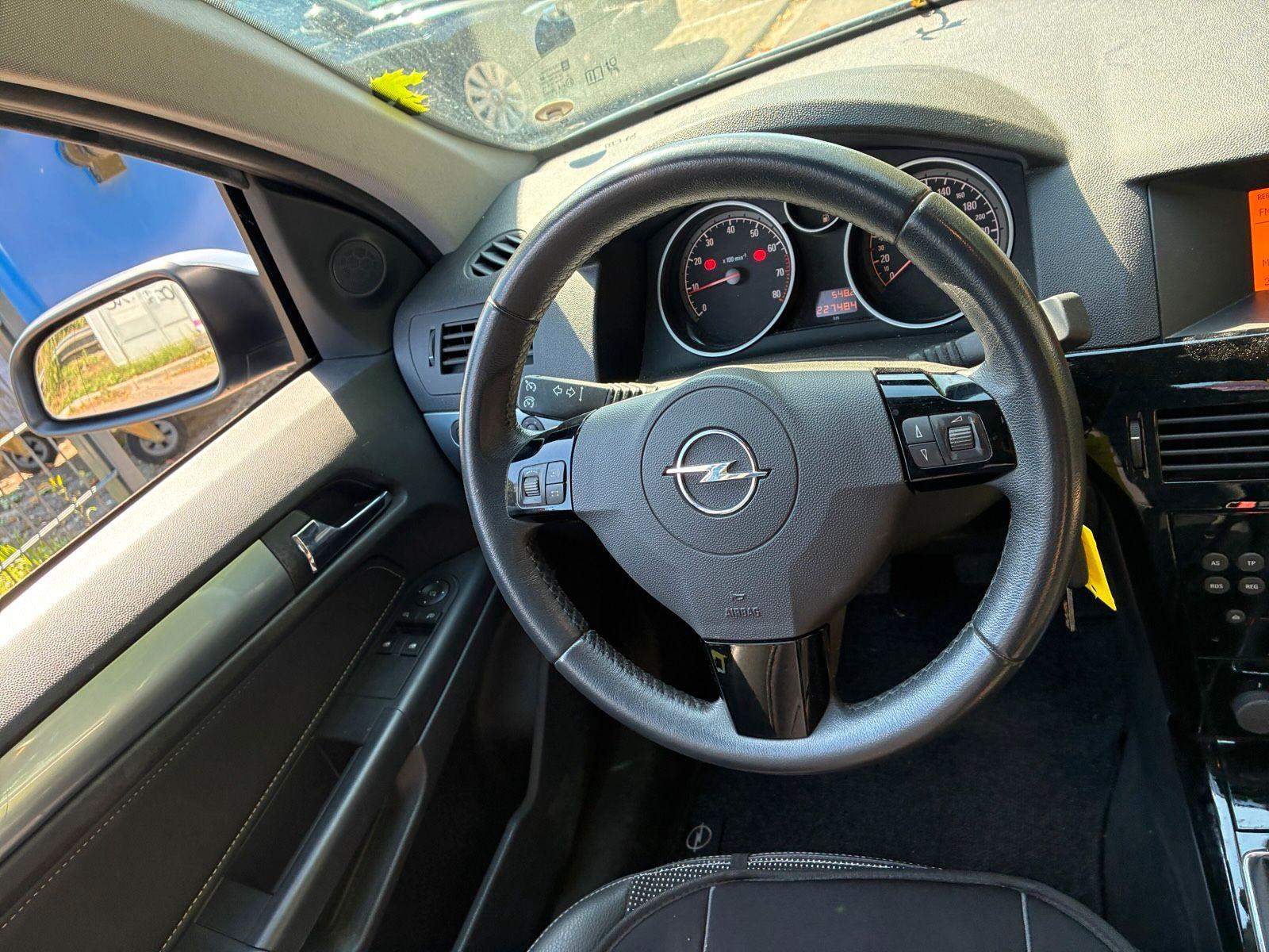Opel Astra 2010 — photo 12