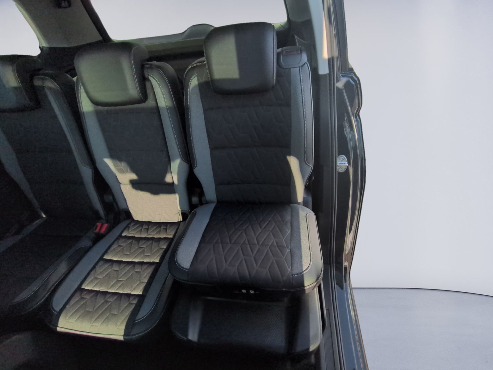 Touran 1.5 TSI DSG R Line 7Sitzer+AHK+PANO+MATRI