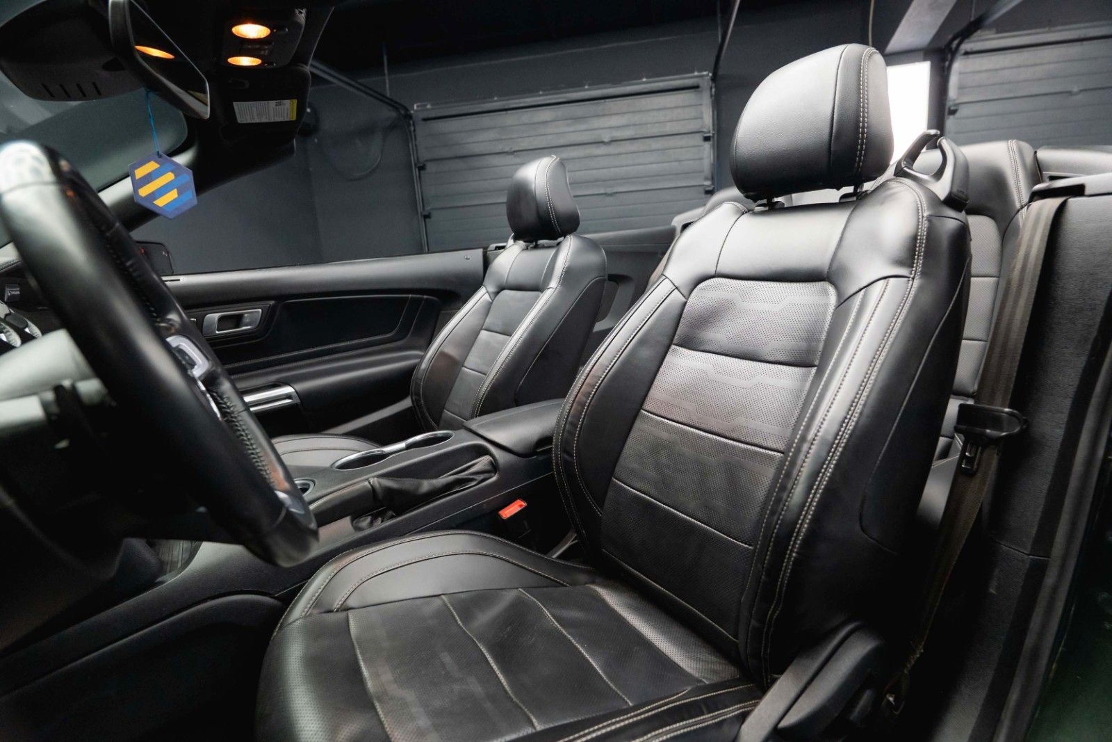 Fahrzeugabbildung Ford Mustang Cabrio DARK HORSE RockTrade Edition 19%