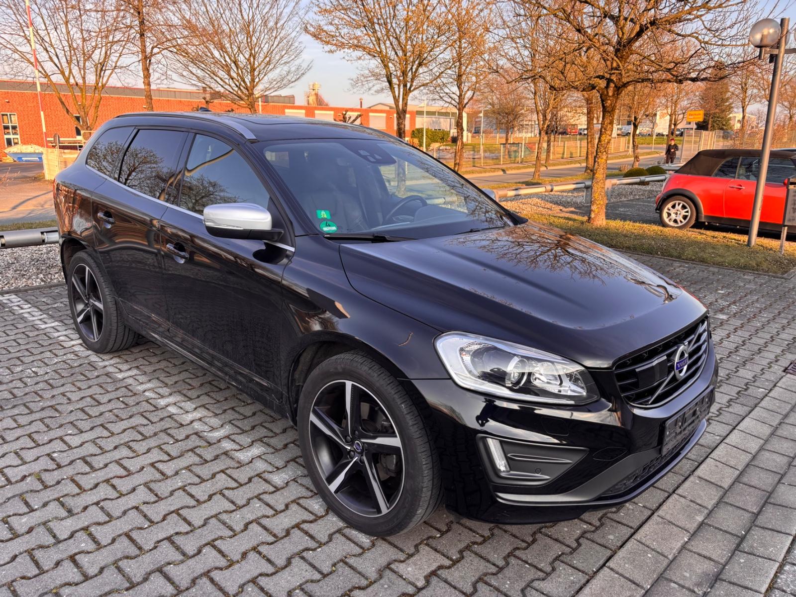 Volvo XC60 Momentum AWD-R-DESIGN