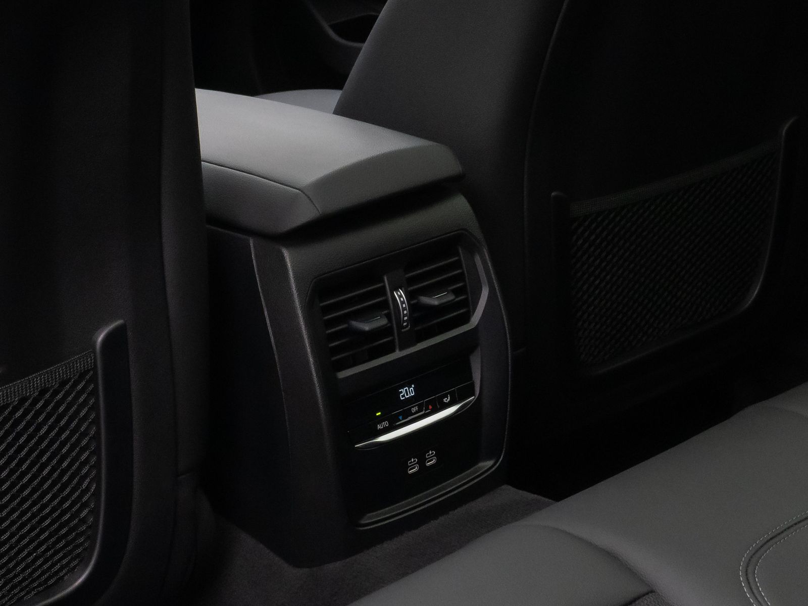 Fahrzeugabbildung BMW 330e Panorama Kamera HUD DAB HiFi Leder Sport