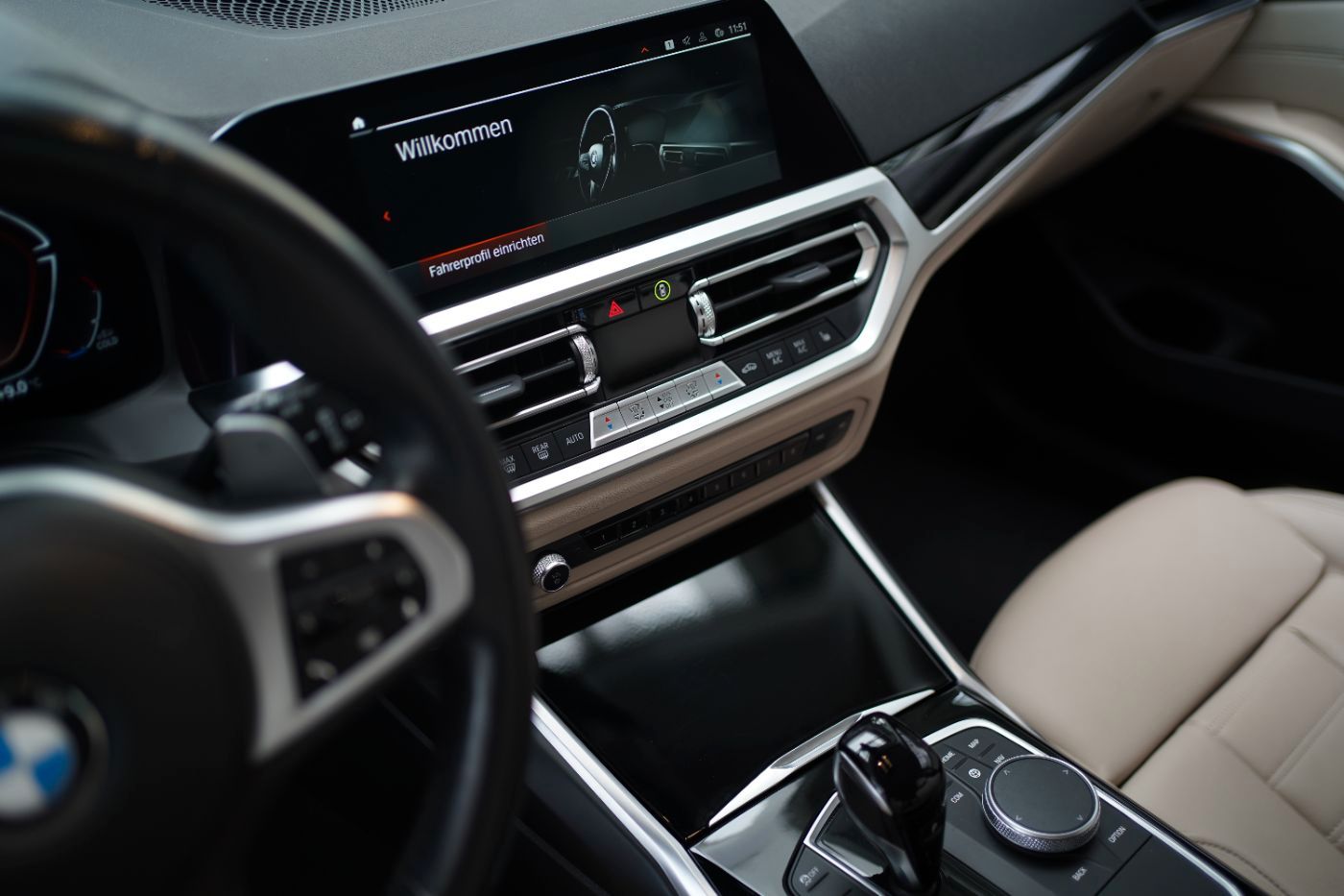 Fahrzeugabbildung BMW 320d Sport Line +AHK+Komfortzugang+HeadUp+LED