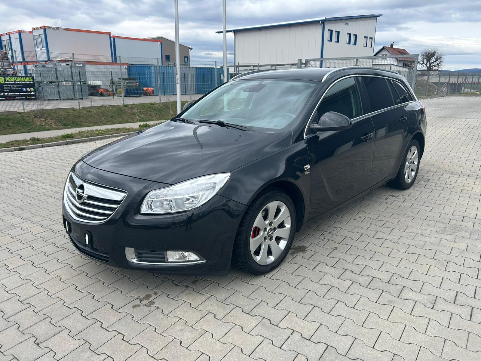 Opel Insignia 2012 — rear view
