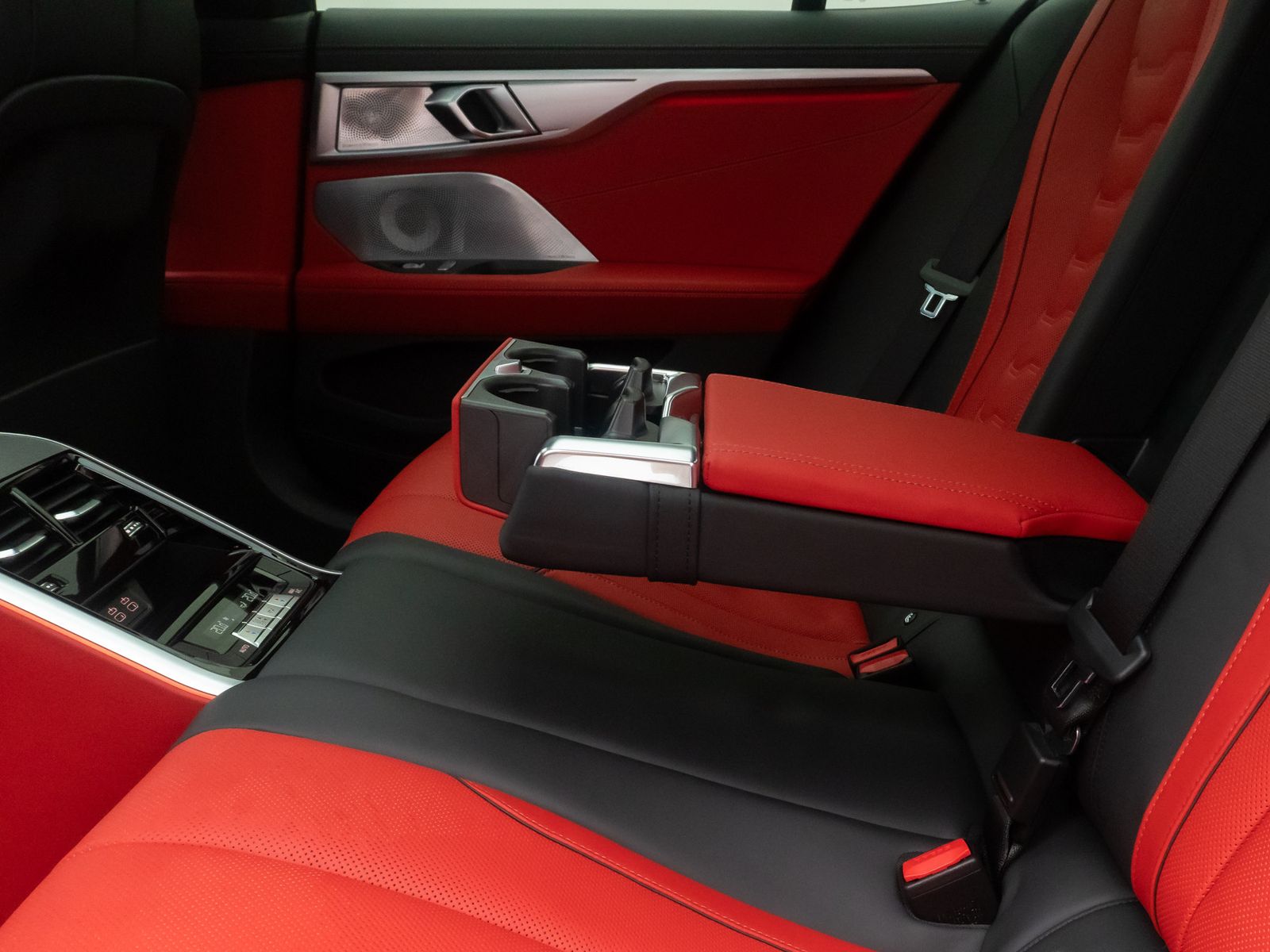 Fahrzeugabbildung BMW M850i xD Gran Coup&eacute; Panorama Individual B&W Voll