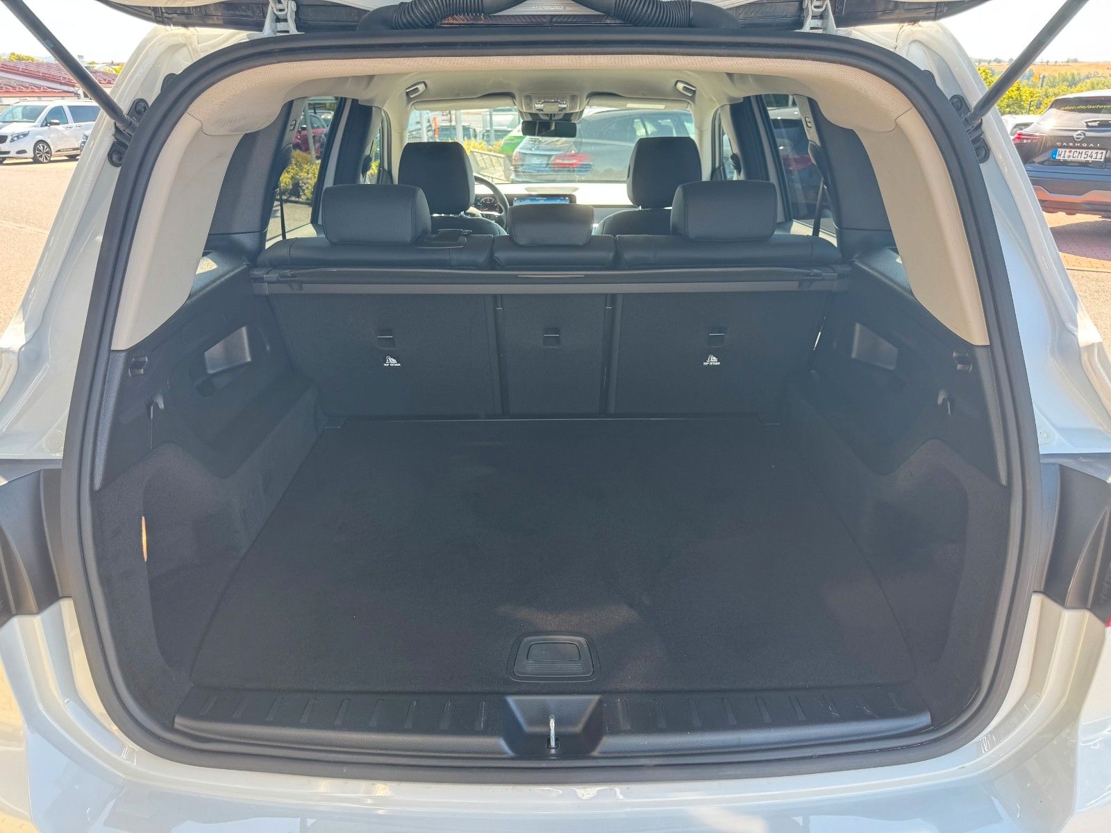 Fahrzeugabbildung Mercedes-Benz GLB 180 Style+Distronic+RKamera+Vollleder