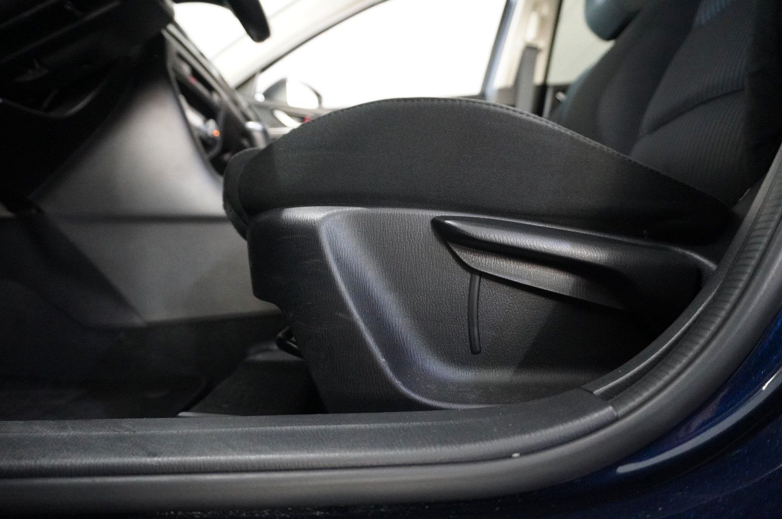 Fahrzeugabbildung Mazda 3 Lim. 2.0 SKYACTIVE VISION KLIMA/SHZ/PDC/TEMP.