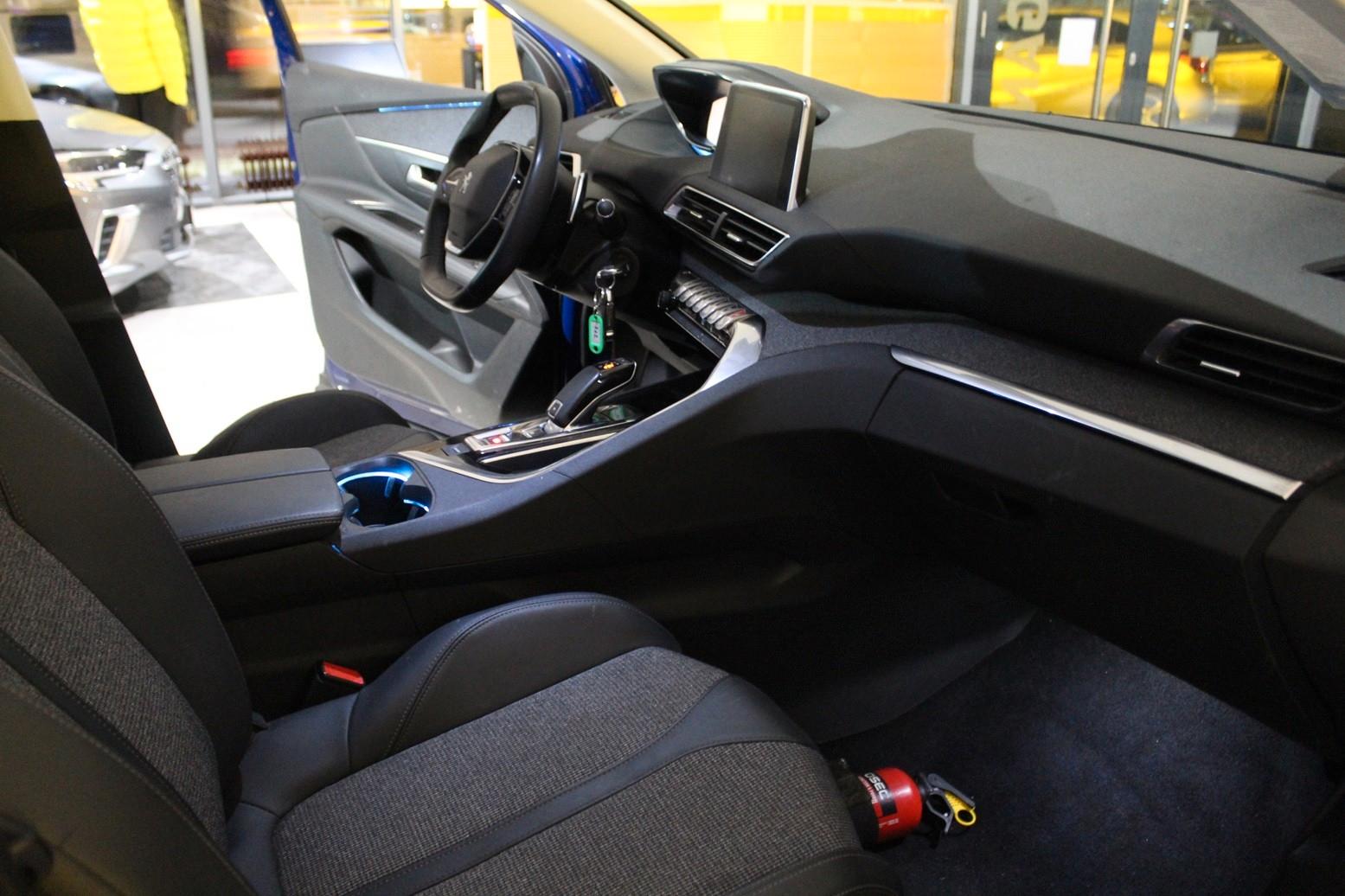 Peugeot 3008 Allure 1.5D NAVI/LED/SHZ/PDC/T-LEDER/TEMPO