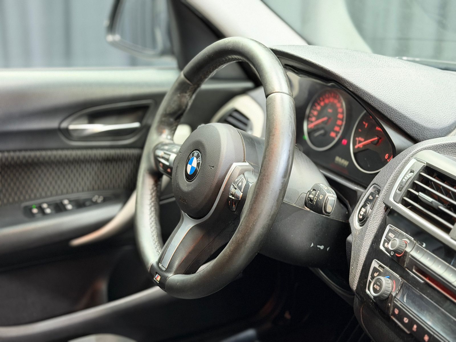 Fahrzeugabbildung BMW 120d xDrive Advantage|AUTOMATIK|HIFI|PDC|PANO|NA