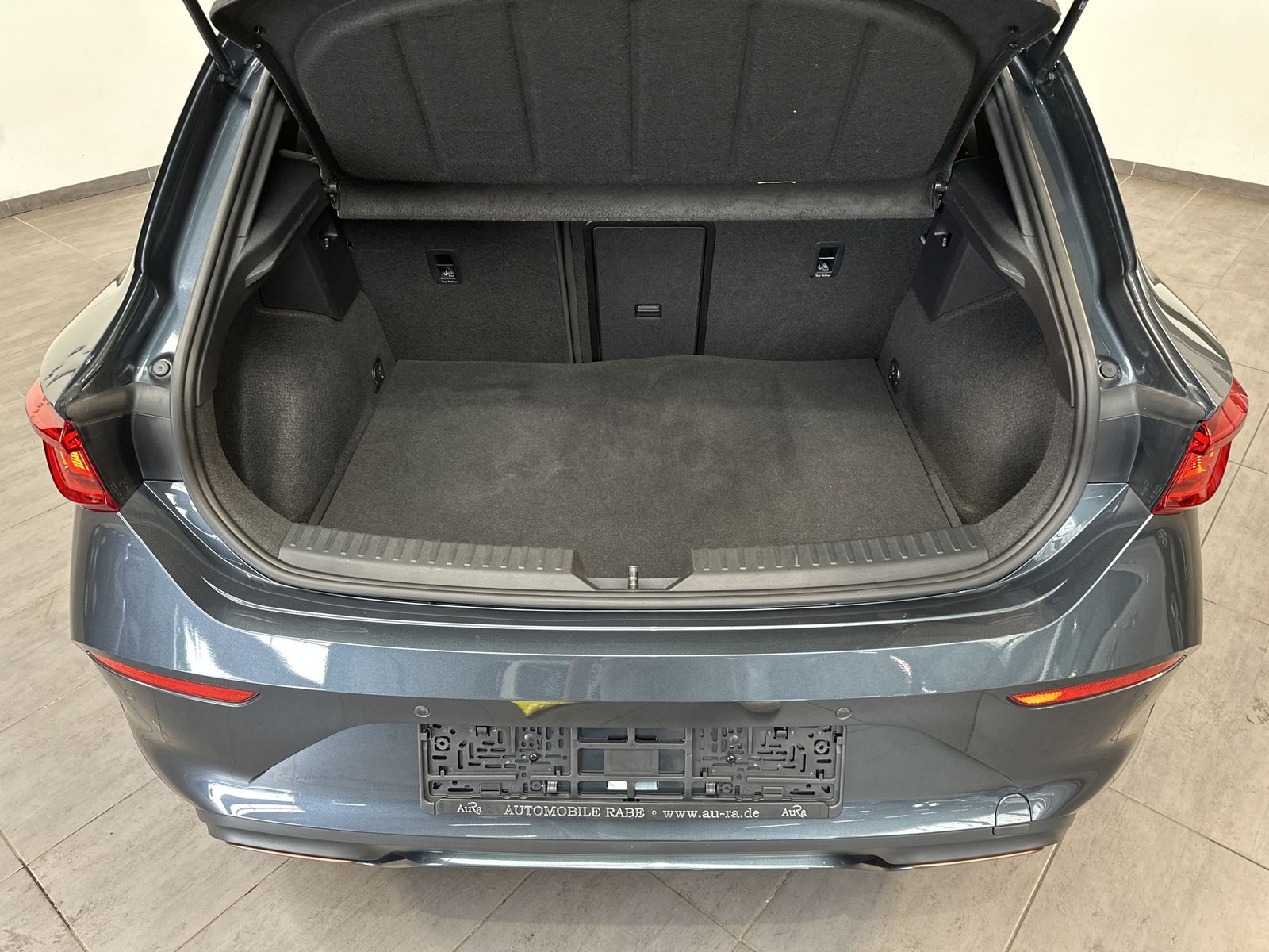 Fahrzeugabbildung CUPRA Leon 1.4 eHybrid DSG VZ NAV+LED+PANORAMA+19ZOLL