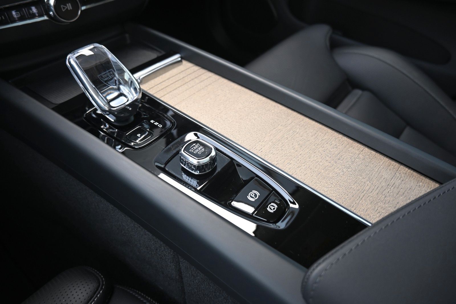 Fahrzeugabbildung Volvo XC60 T8 RC AWD Ultra Dark**360*LUFT*B&W*FACELIFT