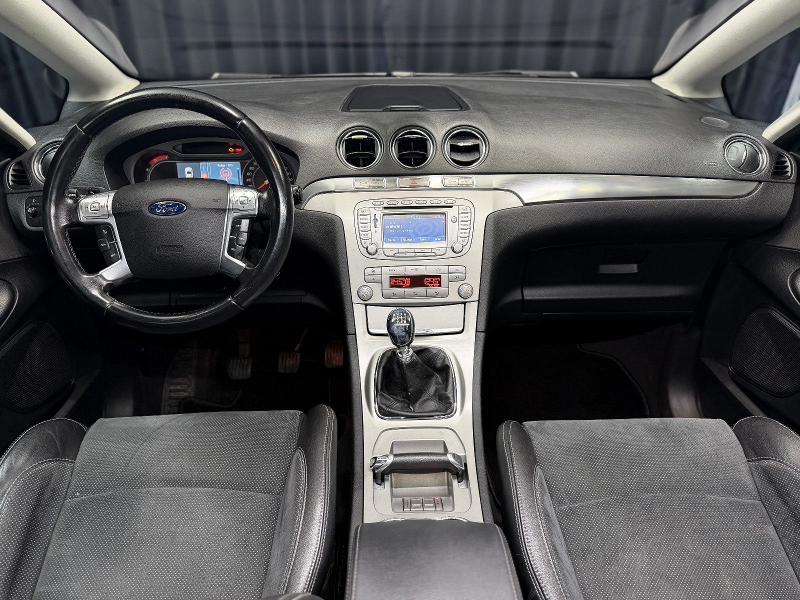 Fahrzeugabbildung Ford S-MAX Titanium|AHK|HU 05/2027