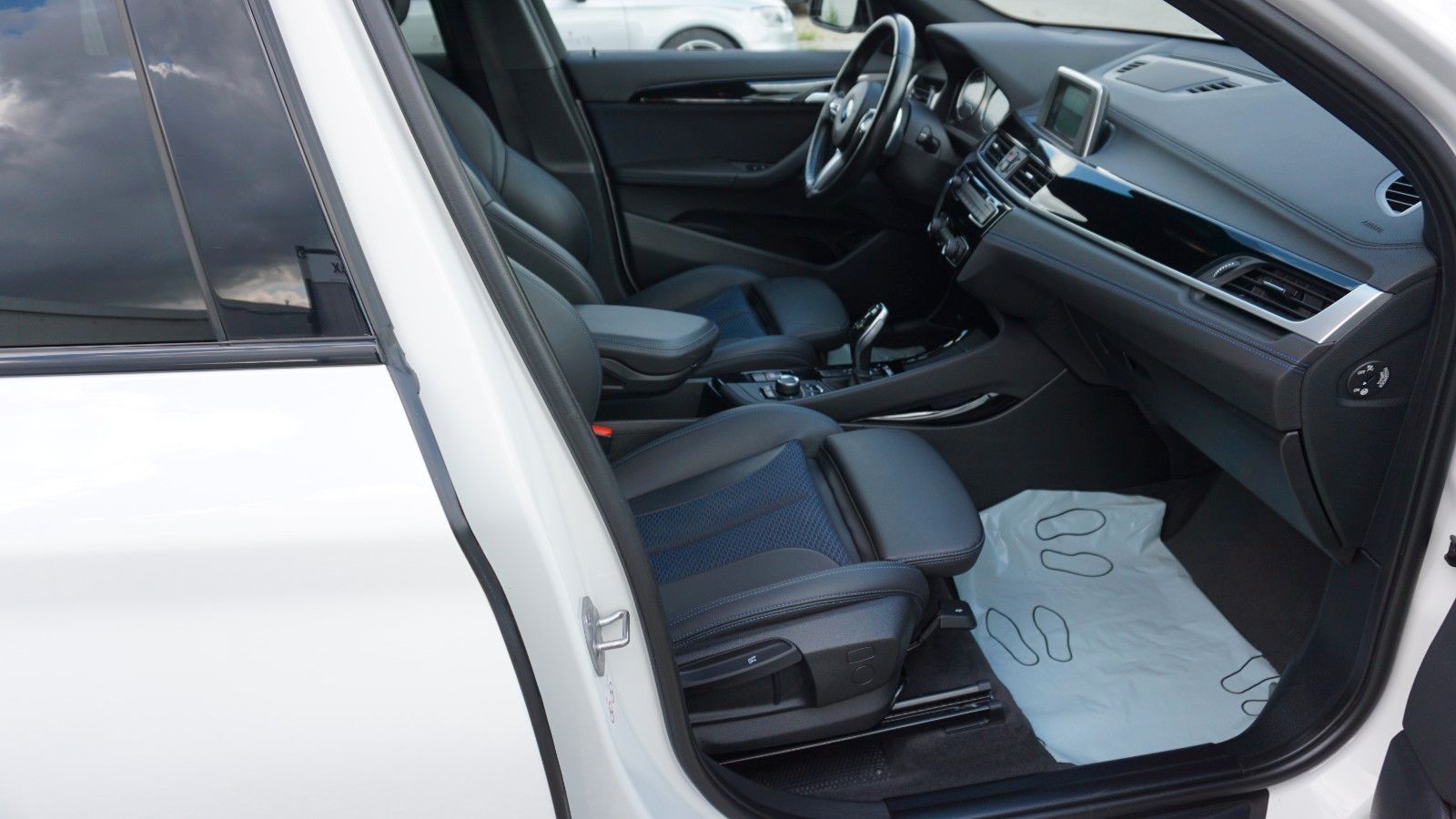 Fahrzeugabbildung BMW X1 sDrive 20 i M Sport,LED,Kamera,AHK, 8 fach be