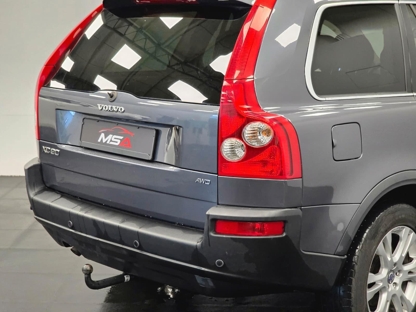 Volvo XC90 D5 Momentum 2.4 5 cyl. 185 ch BVM 4x4 / 172 300 km / Toit ouvrant / Cuir / Distribution neuve / Attelage