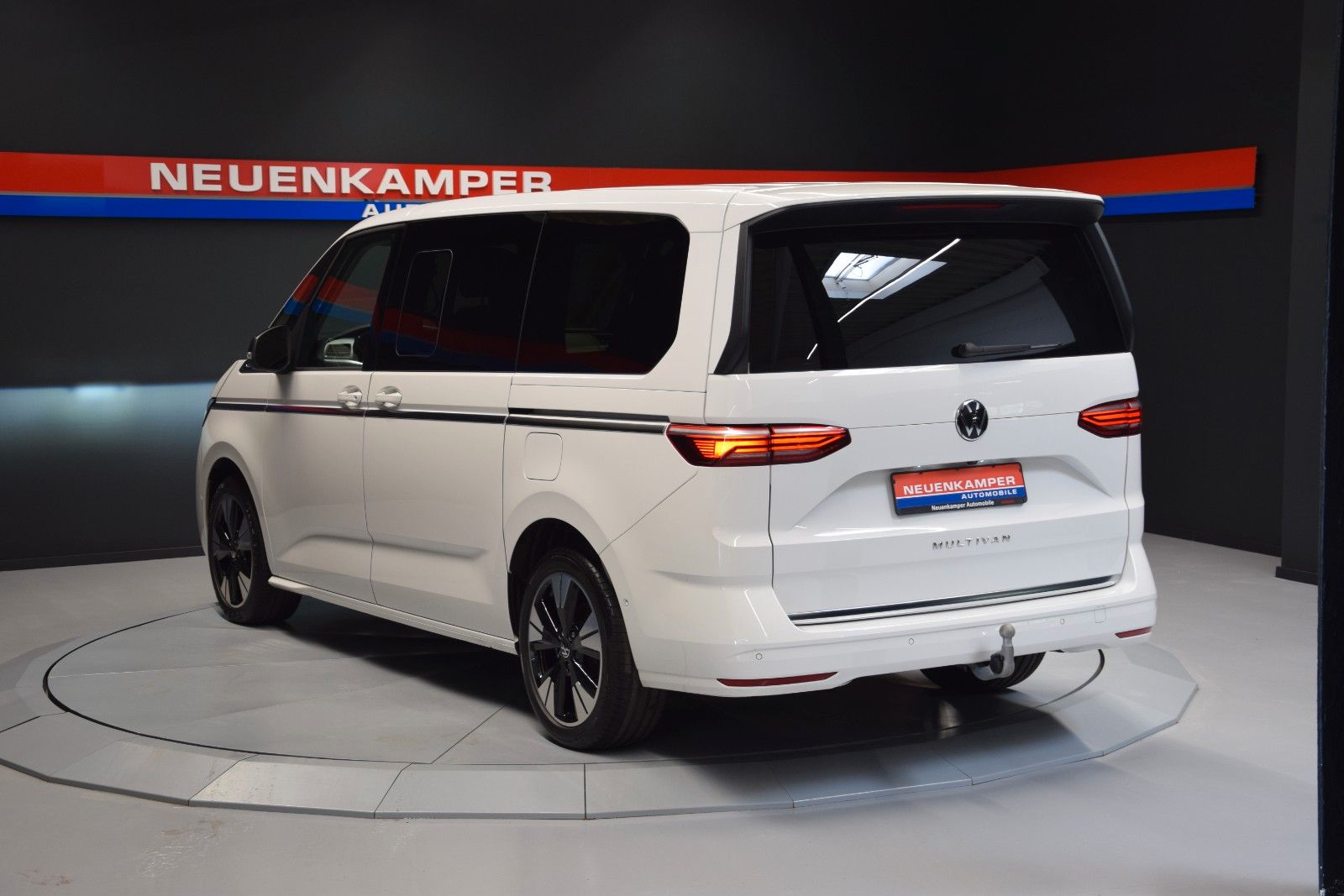 Fahrzeugabbildung Volkswagen T7 Multivan Style lang ACC Matrix vis-a-vis AHK