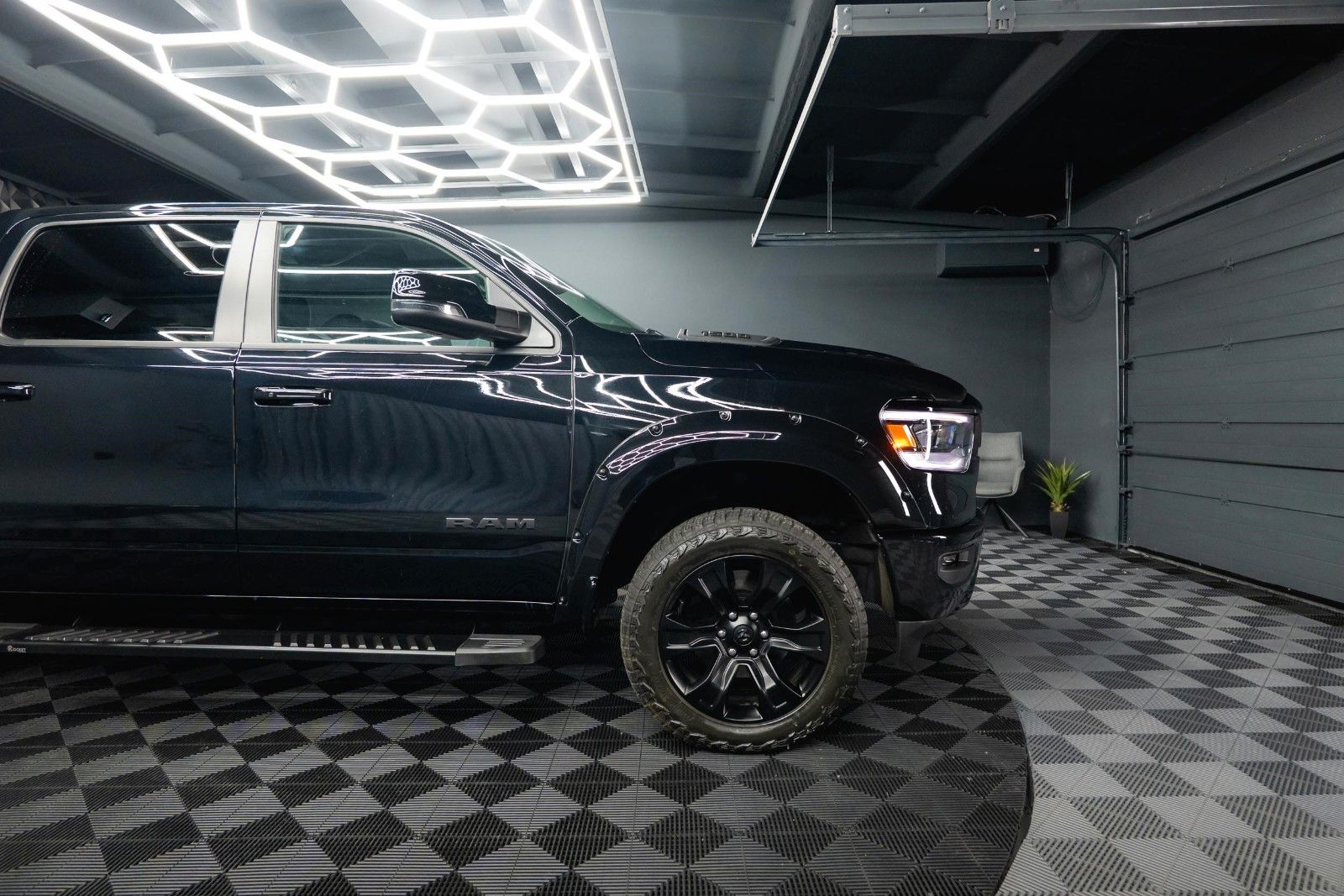 Fahrzeugabbildung Dodge RAM 5.7 V8 HEMI 4x4 LARAMIE Offroad Night LED