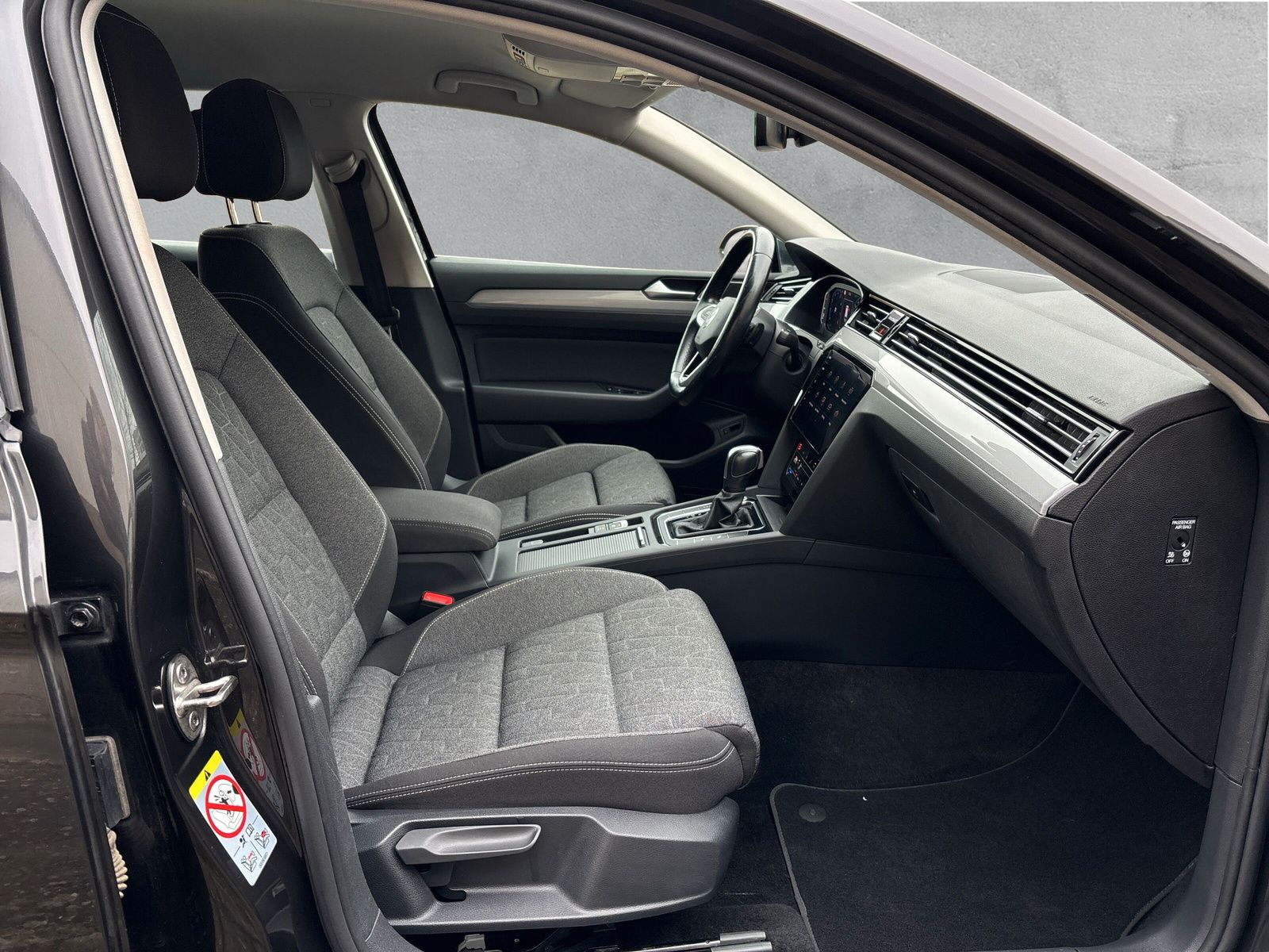 Fahrzeugabbildung Volkswagen Passat Variant 1.5 TSI Business AHK Kamera AppCo