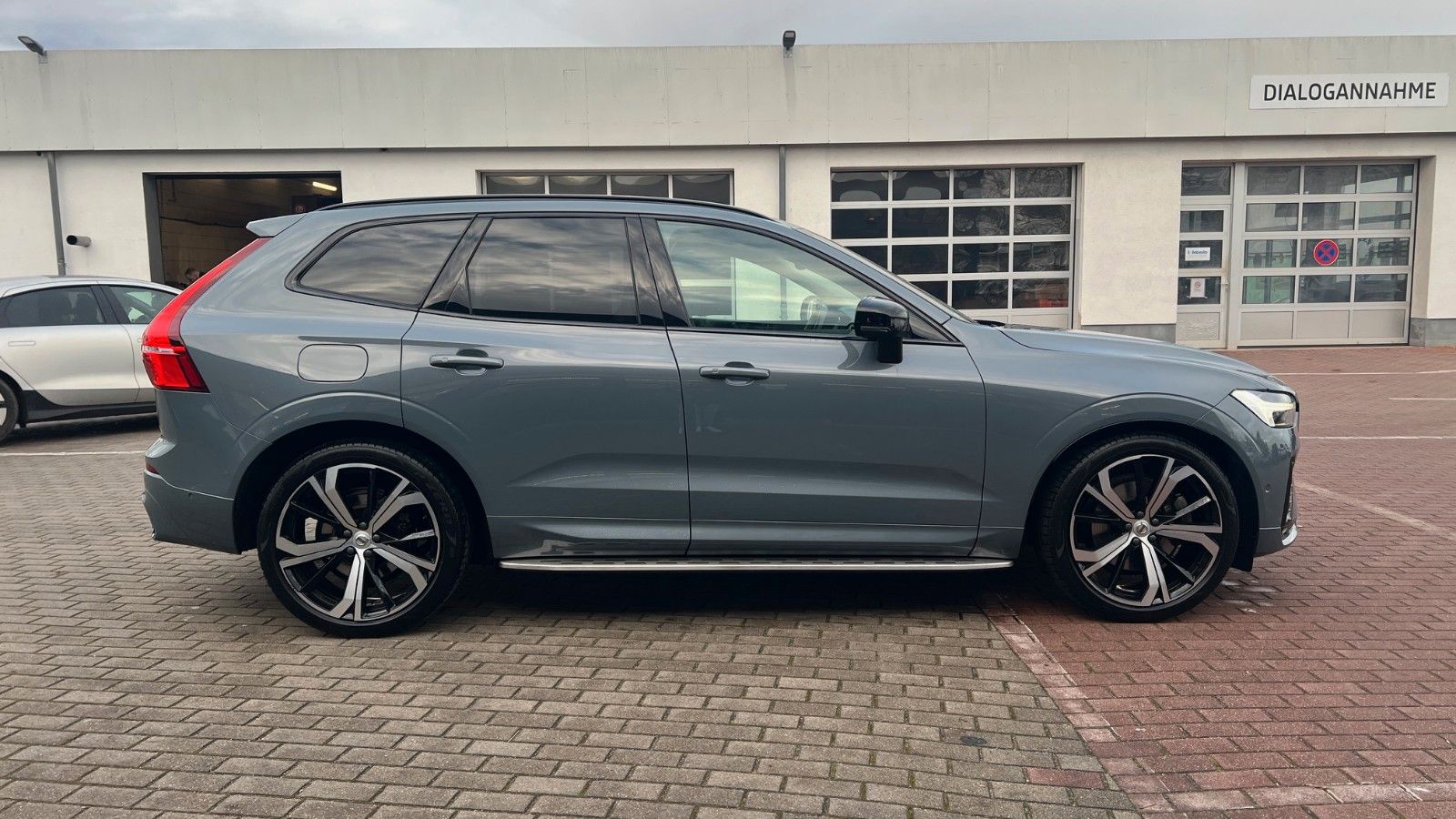 Fahrzeugabbildung Volvo XC60 B5 D Ultimate Dark AWD*360°*AHK*HUD*LUFT*