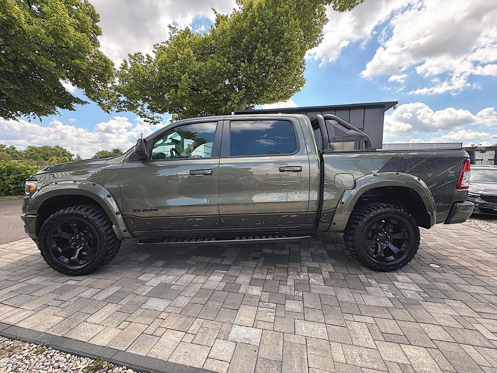Fahrzeugabbildung Dodge RAM 5.7 V8 HEMI NightEdition Offroad 4x4 eTorque