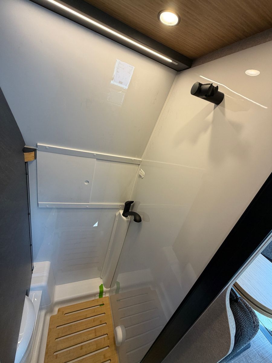 Fahrzeugabbildung HYMER / ERIBA / HYMERCAR Redwood 601 - Voll - 6.871€ sparen!