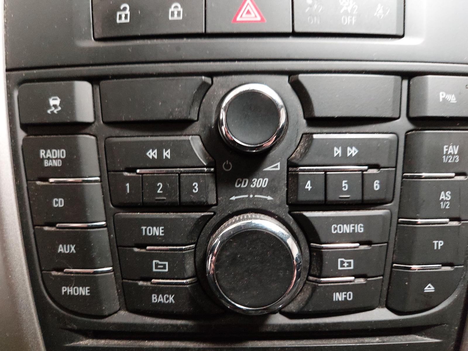 Opel Astra 2012 — photo 17