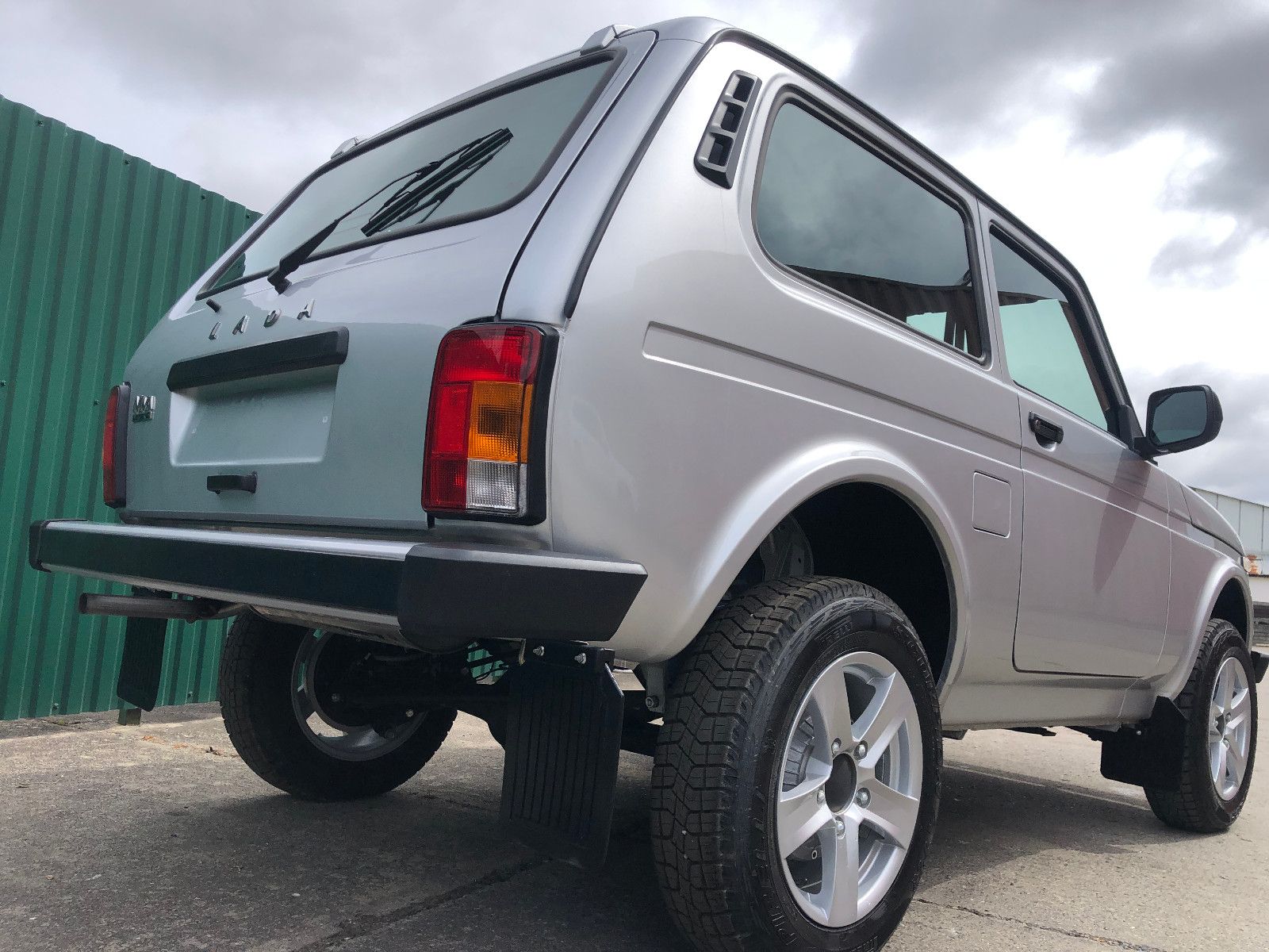 Fahrzeugabbildung Lada NIVA LEGEND "PREMIUM PLUS"! AET-Kollektion 2026!