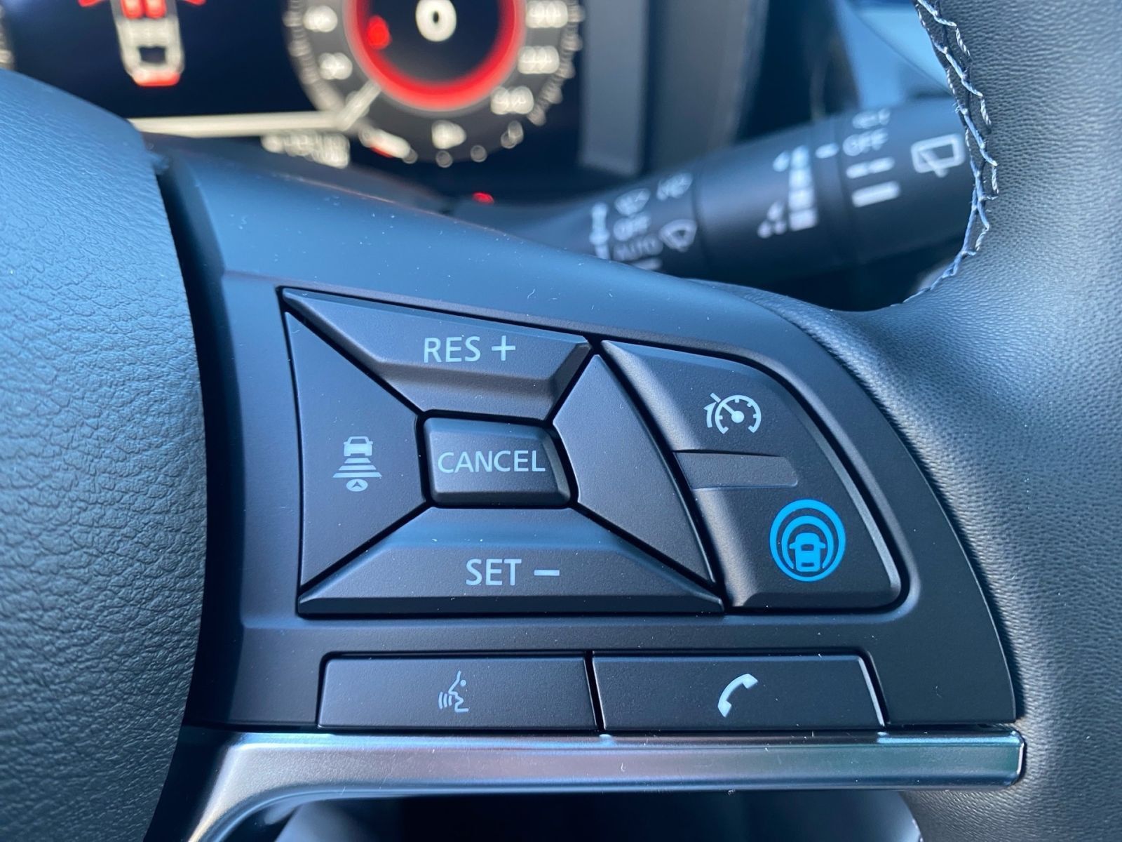 Fahrzeugabbildung Nissan JUKE 1.6 HYBRID 143 PS AT Tekna *BOSE*360'Kamera