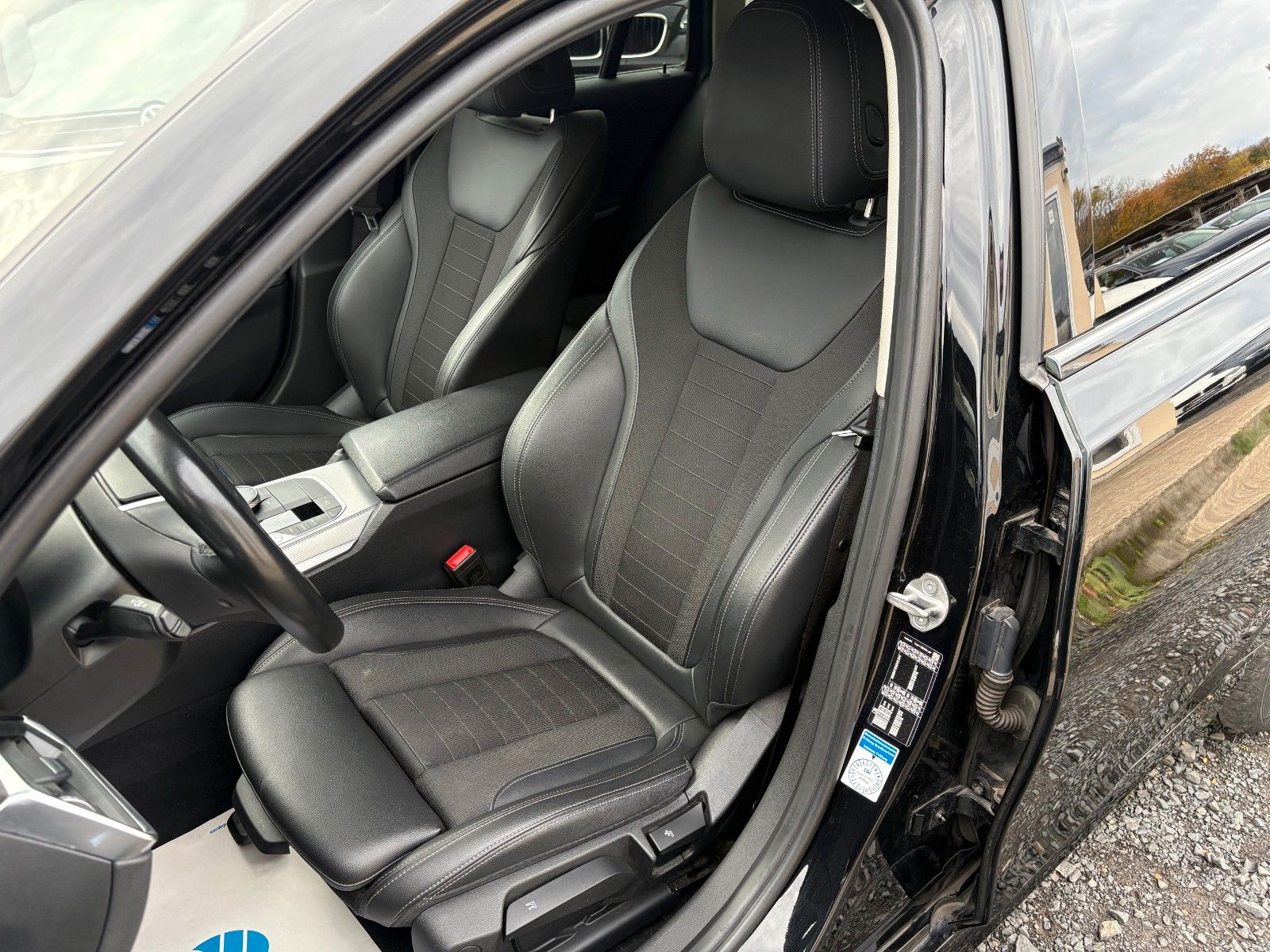 Fahrzeugabbildung BMW 318d Tour Aut. SPORT LINE Navi LED AHK Leder 1HD