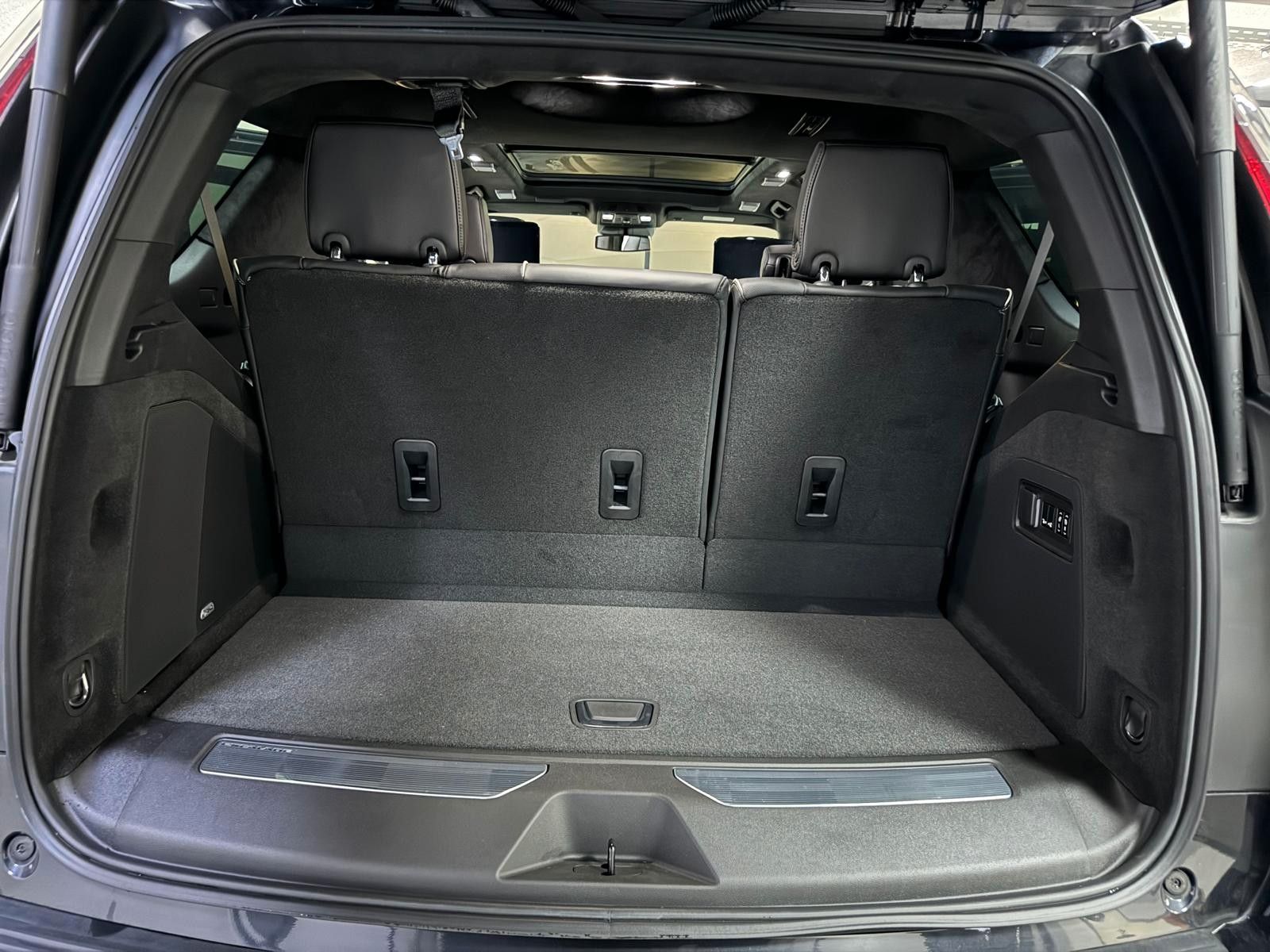 Fahrzeugabbildung Cadillac ESCALADE SPORT-PLATINUM 6.2 V8 -NIGHT VISiON 3 J