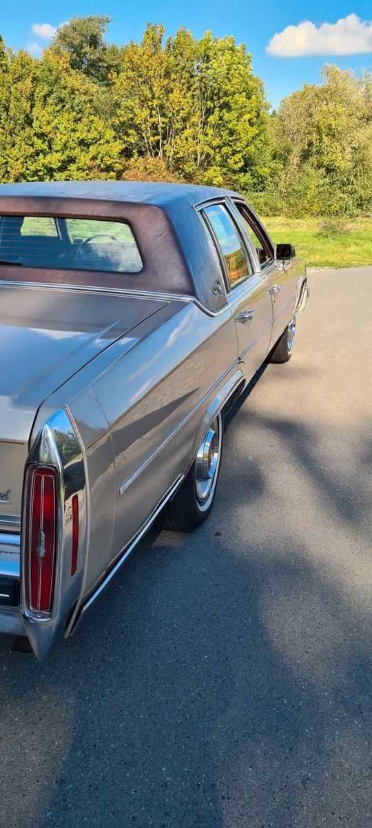 Fahrzeugabbildung Cadillac Fleetwood Brougham d' Elegance mit V8 Motor