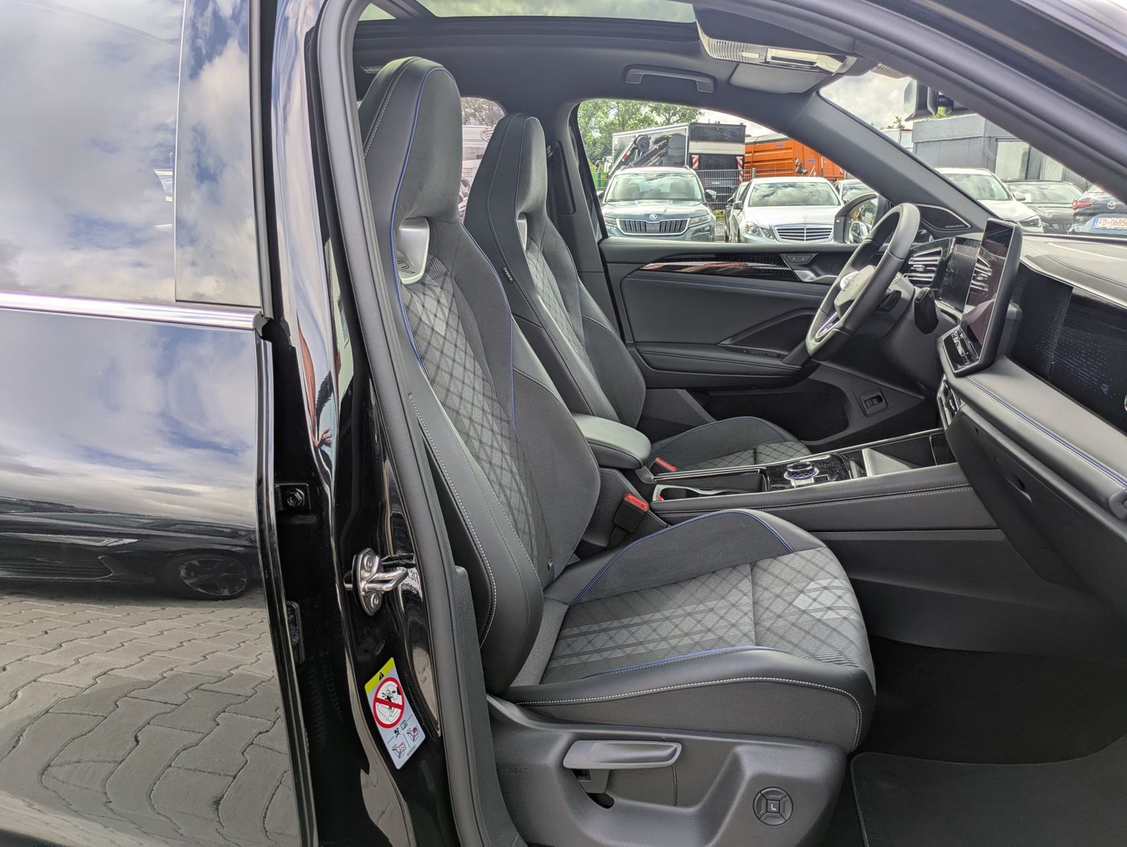 Fahrzeugabbildung Volkswagen Tiguan 2.0 TDI 4M R-Line PANO*H&K*AHK*MATRIX*20"